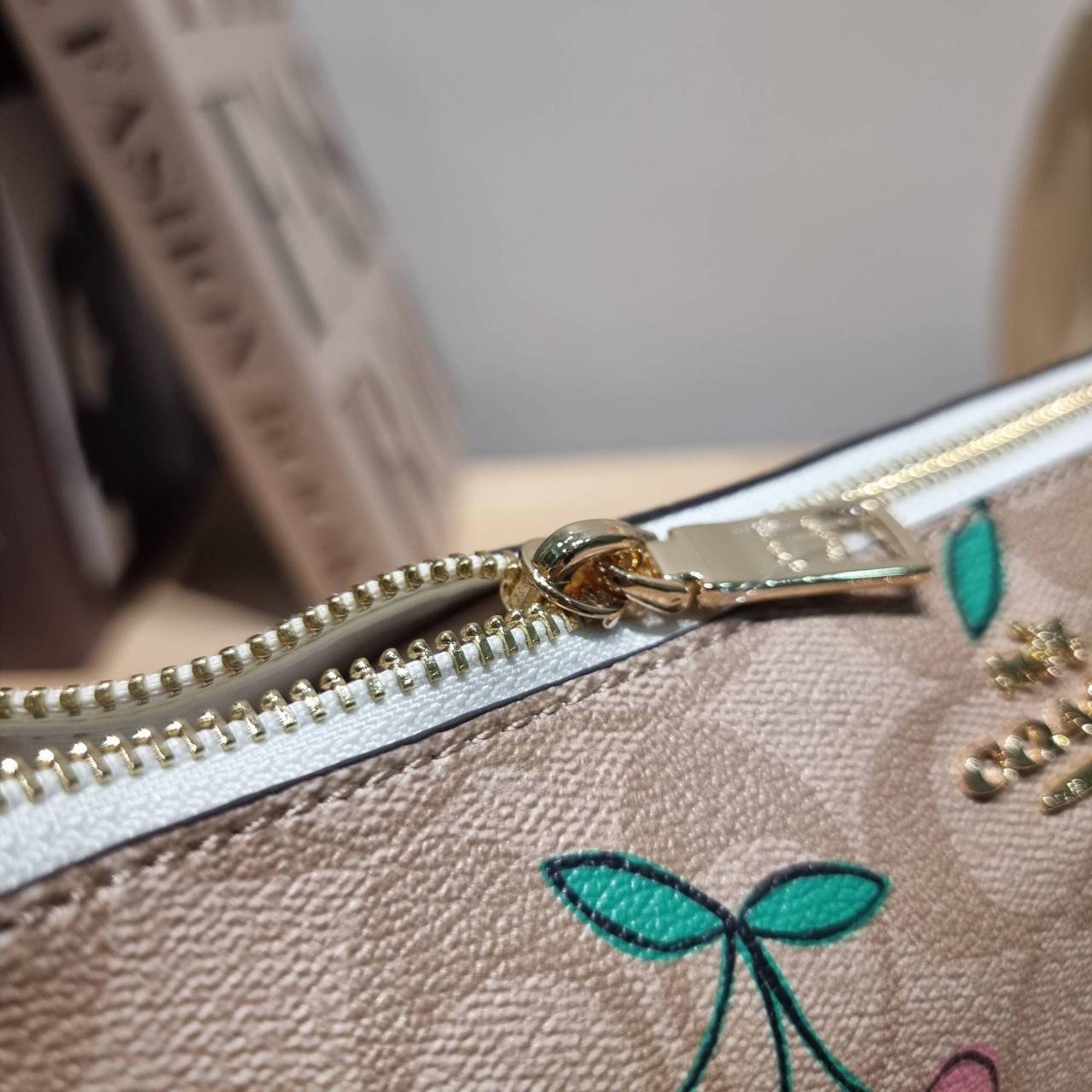 COACH F58321 TOP HANDLE POUCH คอลเลคชั่นสุดฮิต กับดีไซน์ใหม่ น่ารักน่าใช้ทุกแบบ กระเป๋าพอชทรงใช้งานง่าย สะดวก กะทัดรัด วัสดุหนังแคนวาสเคลือบคุณภาพ มาพร้อมสายคล้องในตัว และสายสะพาย crossbody ปรับเปลี่ยนได้ตามสไตล์ อีกหนึ่งไอเท็มที่สาวๆต้องมี ในราคาสุดคุ้ม 