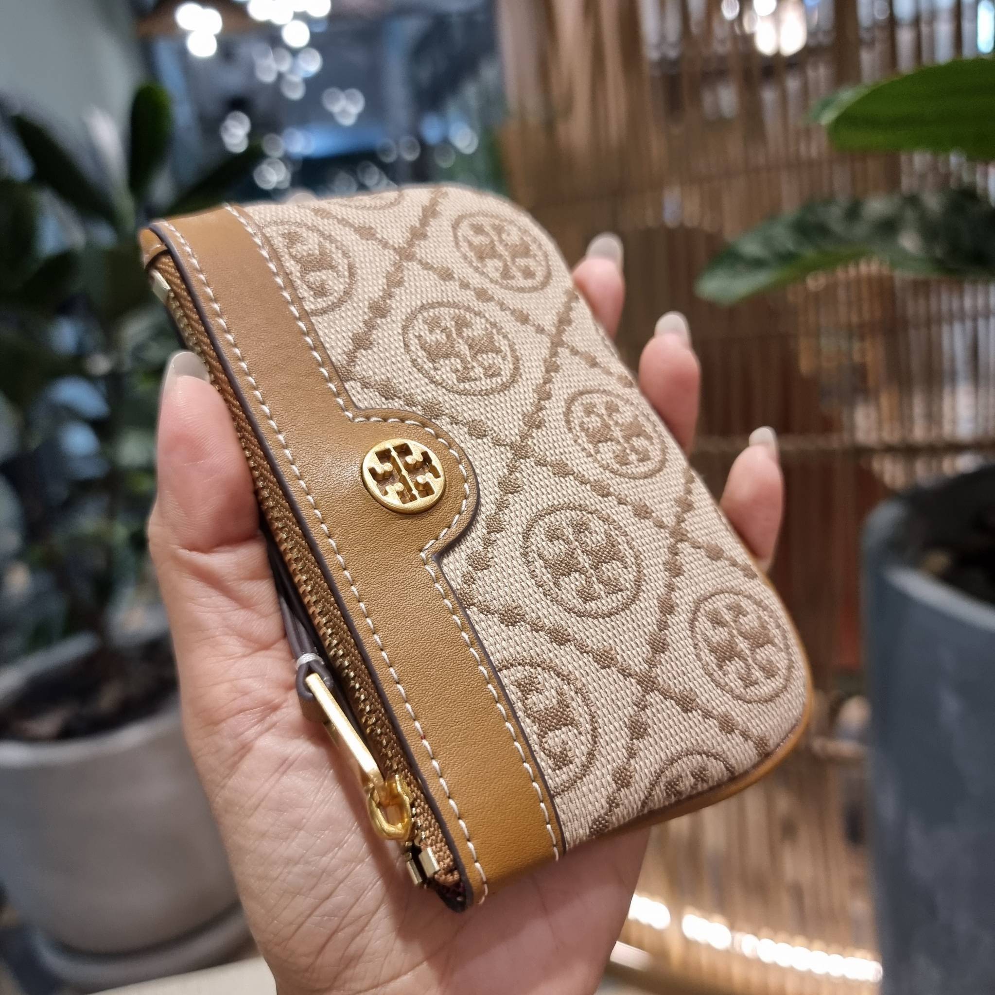 TORY BURCH T MONOGRAM CARD CASE KEY RING ใหม่ล่าสุด กับกระเป๋าเอนกประสงค์สำหรับถนอมบัตร น่ารัก คิ้วท์ๆ ใบจริงน่าใช้มาก