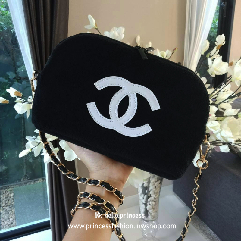 New Arrival!! อีกหนึ่งทรงขายดี กับรุ่นนี้คะ Chanel Precision wolf crossbody bag with chain กระเป๋าทรงโดมผ้าวูฟขนนุ่มเต็มใบ ด้านหน้าปักโลโก้CC หนังแก้วสวยหรู ด้านในเปิดปิดด้วยซิปบุผ้าสีแดงปั้มแบรนด์สวยหรู สายโซ่อะไหล่รมควัน ถอดถือเป็นคลัชต์ออกงานได้! 2IN1 