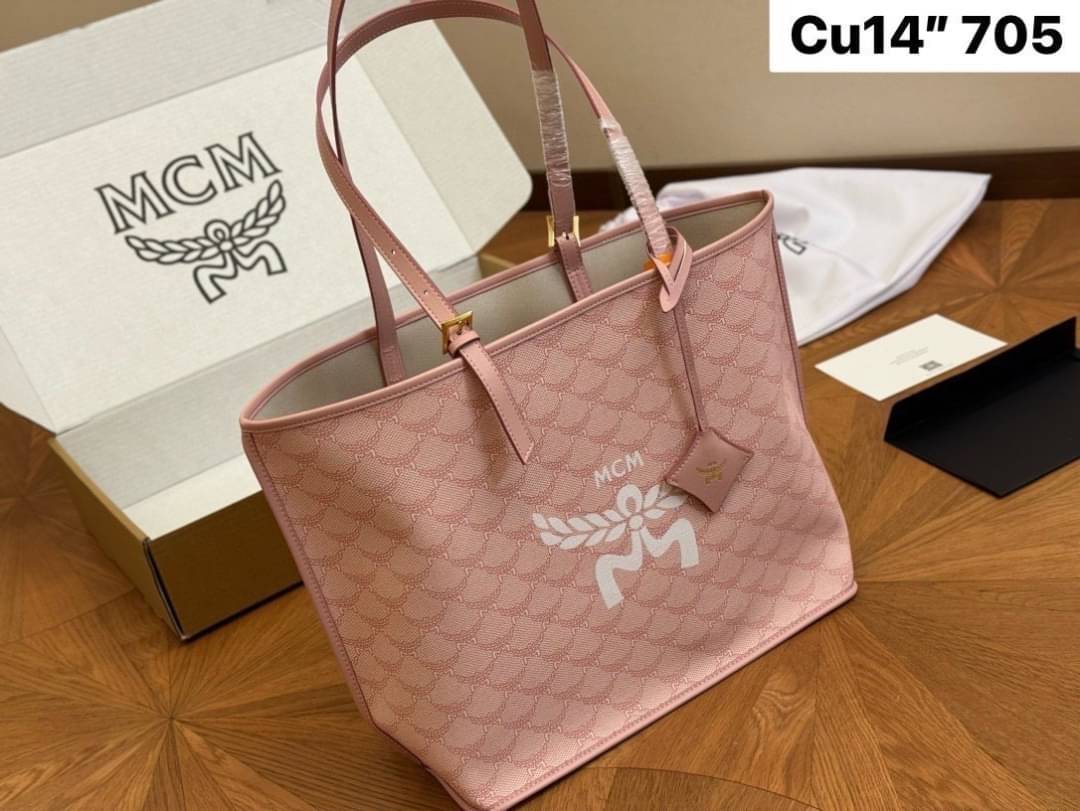 M.C.M MEDIUM HIMMEL SHOPPER IN LAURETOS กระเป๋าทรงโท้ทช้อปปิ้ง เรียบหรู คอลใหม่ พร้อมสีใหม่ ดีไซน์ละมุน น่าใช้มากๆ ก พิเศษสุดกับพวงหนังพร้อมห่วงกุญแจทึ่สามารถห้อยพวงกุญแจน่ารักๆได้