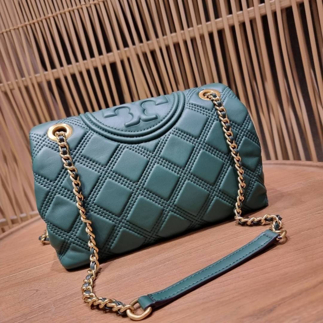 TORY BURCH FLEMING SOFT CONVERTIBLE SHOULDER BAG รุ่นหายากที่สาวๆตามหา มาพร้อมเสิร์ฟความสวยถึงบ้านไปเลยจ้า รอบนี้คัดสีสวยๆมาให้ได้ช้อปกันอย่างจุใจไปเลย กระเป๋าสะพายไหล่ หนังแท้นิ่มเต็มใบ สวยหรูดูแพง เปิด-ปิดด้วยตัวกดล็อคแน่นหนา สายสะพายในตัวปรับใช้ได้ 2 แ