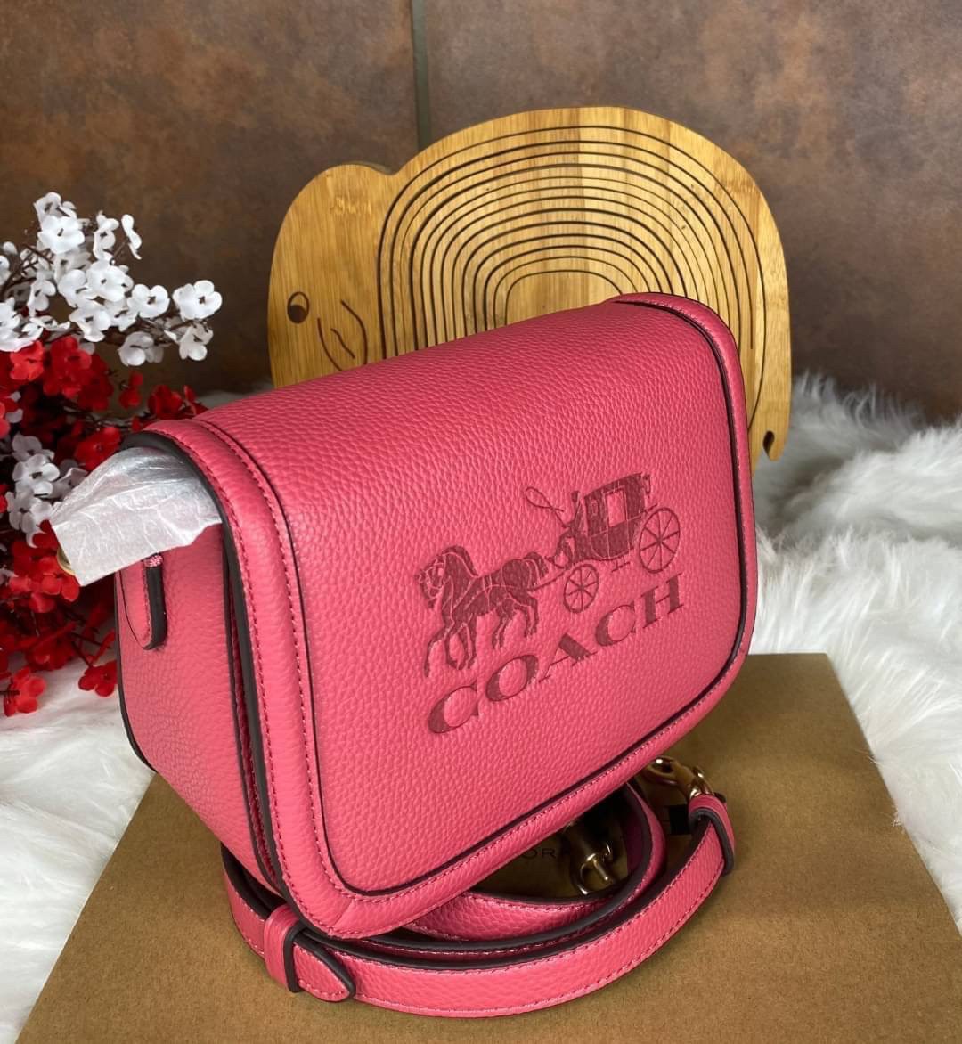 OUTLET 】COACH SADDLE BAG WITH HORSE AND CARRIAGE (COACH C4058) หนังกรวดละเอียดภายในกระเป๋ามัลติฟังก์ชั่น กระดุมแม่เหล็ก ซับในผ้านอกกระเป๋าเปิด สายสะพายถอดได้ สายสะพายยาว 22" สำหรับสะพายไหล่หรือ crossbody