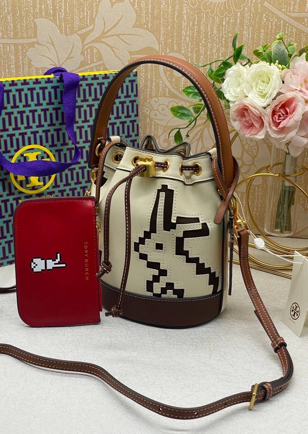 TORY BURCH MINI PIXELATED RABBIT BUCKET BAG 🐇 อดใจยังไงไหว น่ารักขนาดนี้ 🥕🥕 คอลเลคชั่นสุดเด็ดของปีนี้ น้องกระต่ายสุดน่ารัก กระเป๋าทรงบักเก็ตรุ่นยอดนิยม