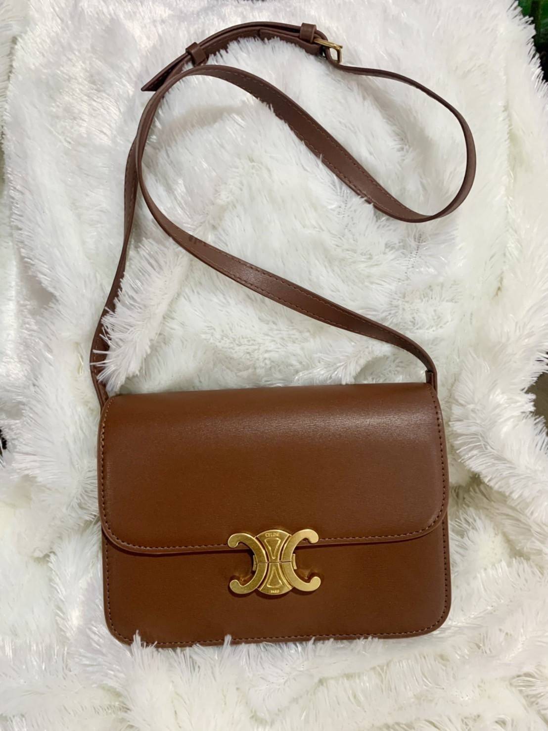 VIP 】CELINE Medium Triomphe Bag In Shiny Calfskin Medium Triomphe Bag In Shiny Calfskin GIFT WITH PURCHASE (GWP) พรีเมี่ยมกิ๊ฟ Limited Edition จาก CELINE PERFUME DUTY FREE COUNTER วัสดุหนังแท้ (Calfskin) ซับในเป็นหนังแกะ (Lambskin) รูปทรงสี่เหลี่ยมผืนผ้า 