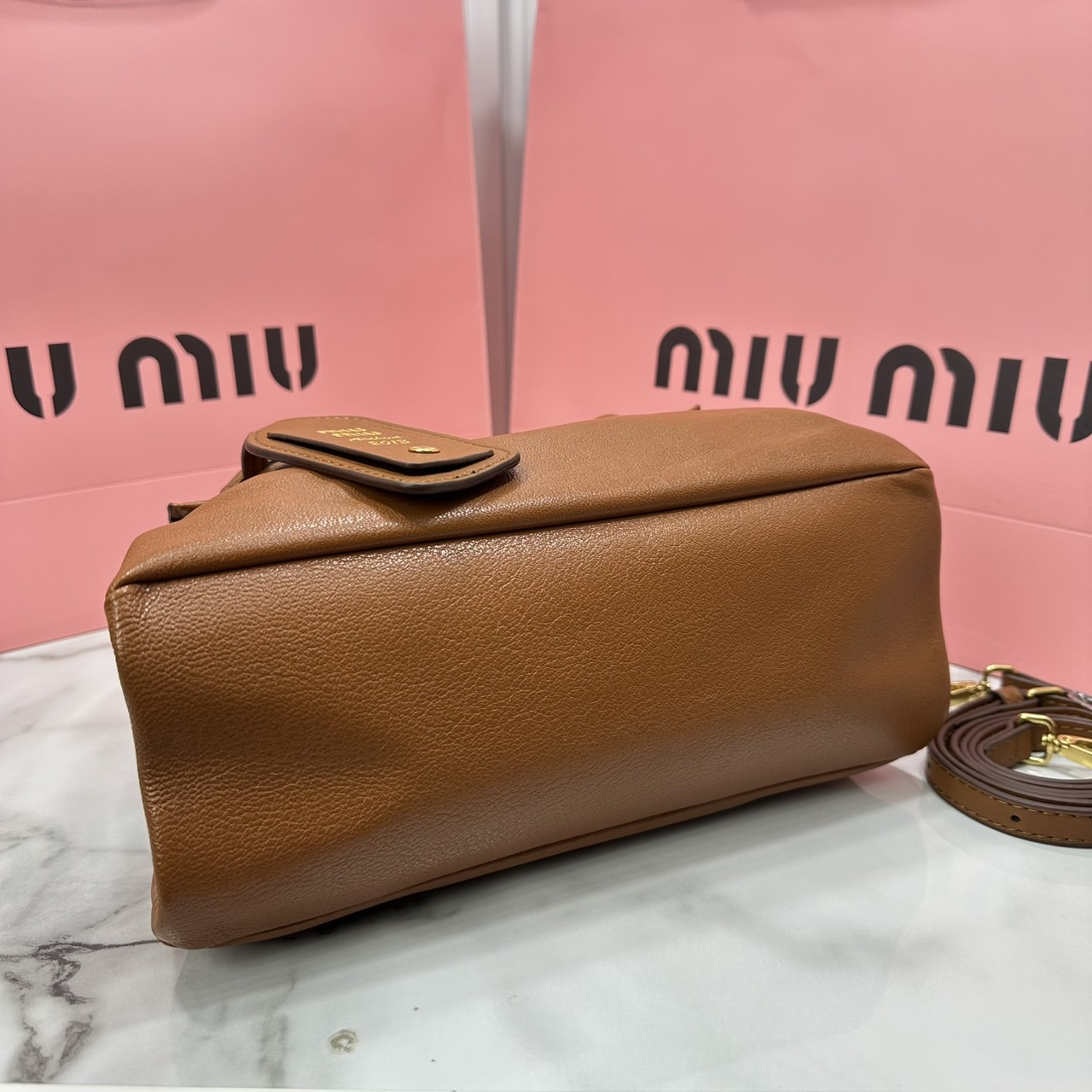 ORI หนังแท้ | Miu Miu Solitaire leather bag กระเป๋าสะพายทรงโท้ทโฮโบ เรียบง่าย เรียบหรูดูลัคชูสุดๆ สวยก่อนใครกับคอลใหม่ล่าสุดตัวแม่ตัวมัมไม่ควรพลาด จะของได้เยอะ ขนาดสะพายกำลังสวย สะพายไปทำงาน ไปเรียน ไปเที่ยวได้หมด ครบจบในใบเดียว