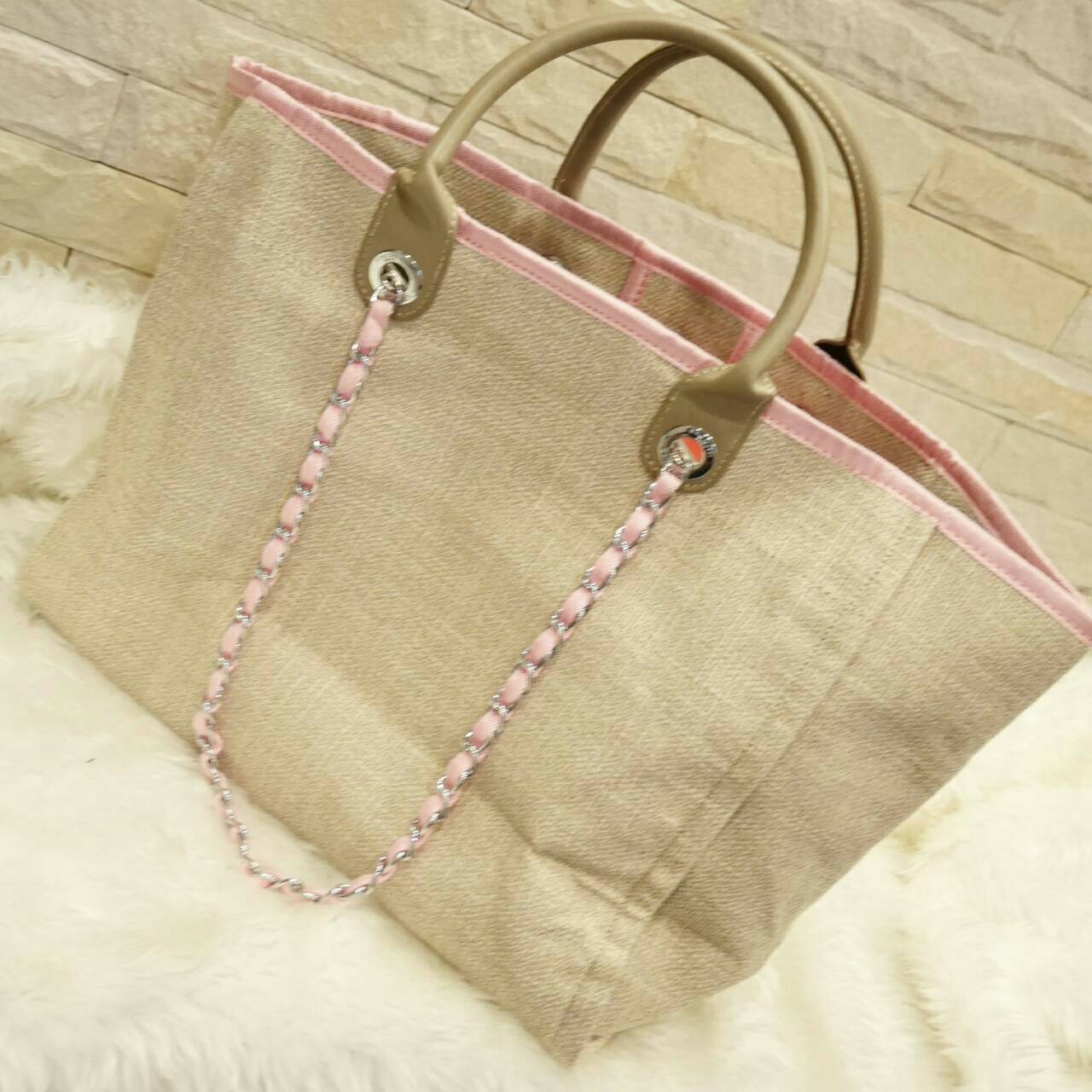 ถามกันมาเยอะมาก จัดมาให้สาวๆละค้า กับ Chanel Canvas tote bag ในรุปแบบของงาน premium gift จากแบรนด์ Chanel กระเป๋าสะพายเนื้อ canvas หนา มีซับในอย่างดี ด้านหน้าปักโลโก้แบรนด์สุดหรู หูหิ้วมี 2 แบบน้า คือ แบบสายหนัง และสายโซ่ (สามารถถอดออกได้คะ) จุของได้เยอะม