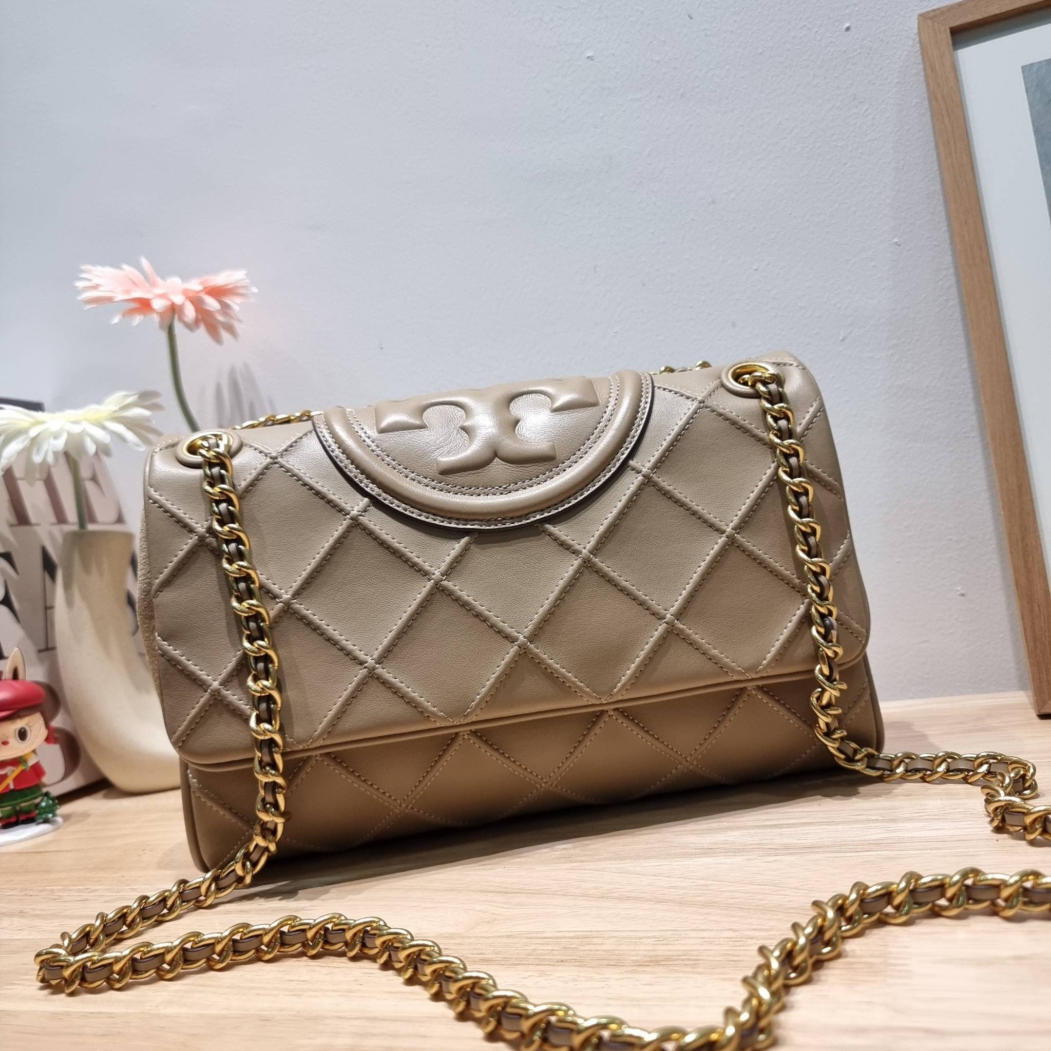 TORY BURCH FLEMING SOFT CONVERTIBLE SHOULDER BAG รุ่นหายาก กับดีไซน์ใหม่ล่าสุด มาพร้อมเสิร์ฟความสวยถึงบ้านไปเลย กับกระเป๋าสะพายไหล่ขนาดกำลังสวย หนังแท้นิ่มเต็มใบ สัมผัสสบายมือ