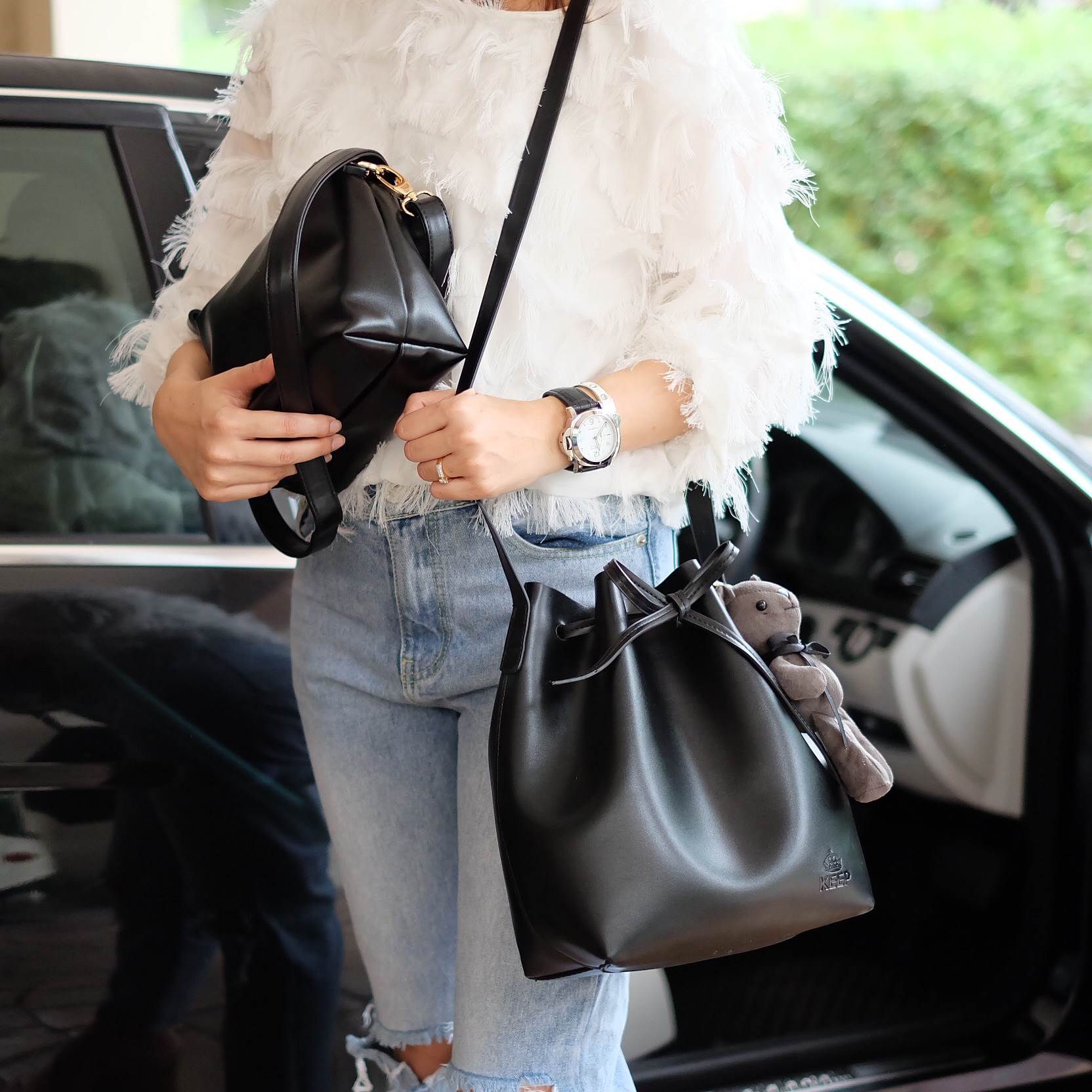 รุ่นใหม่ล่าสุด สวยมากๆค่า รุ่น New KEEP classy bucket bag with bear 🐻 key ทรงเก๋ สวย น่ารัก ขนาดตอบทุกโจทย์การใช้งาน เห็นแล้ว #หลงรักเลยคะ #ใบนี้ซื้อ1ได้ถึง3เลยค่า 🌲ตัวกระเป๋าขนาดกำลังดีหนังเนื้อดีมากๆคะ ดูแลรักษาง่าย ด้านในสีแดง มีกระเป๋าใบ