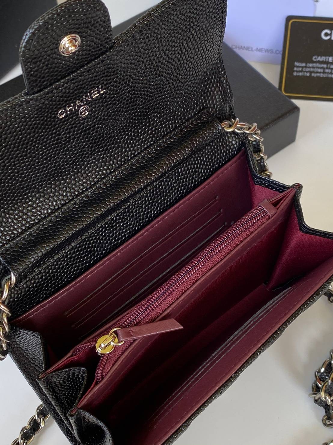 หนังแท้ CHANEL WALLET WITCH CHAIN รุ่นยอดนิยมไอเท็มฮิตวัสดุหนังคาเวียร์สวยคลาสสิคเปิดปิดด้วยฝาปิดกระดุมด้านหน้ามีโลโก้แบรนด์อะไหล่ทองสวยหรูดูดีมาพร้อมสายโซ่อะไหล่เงินและทอง ร้อยหนังจะสะพายไหล่ หรือ Crossbody ภาพถ่ายจากงานขายจริงสวยน่าใช้ Chanel mini นาทีน