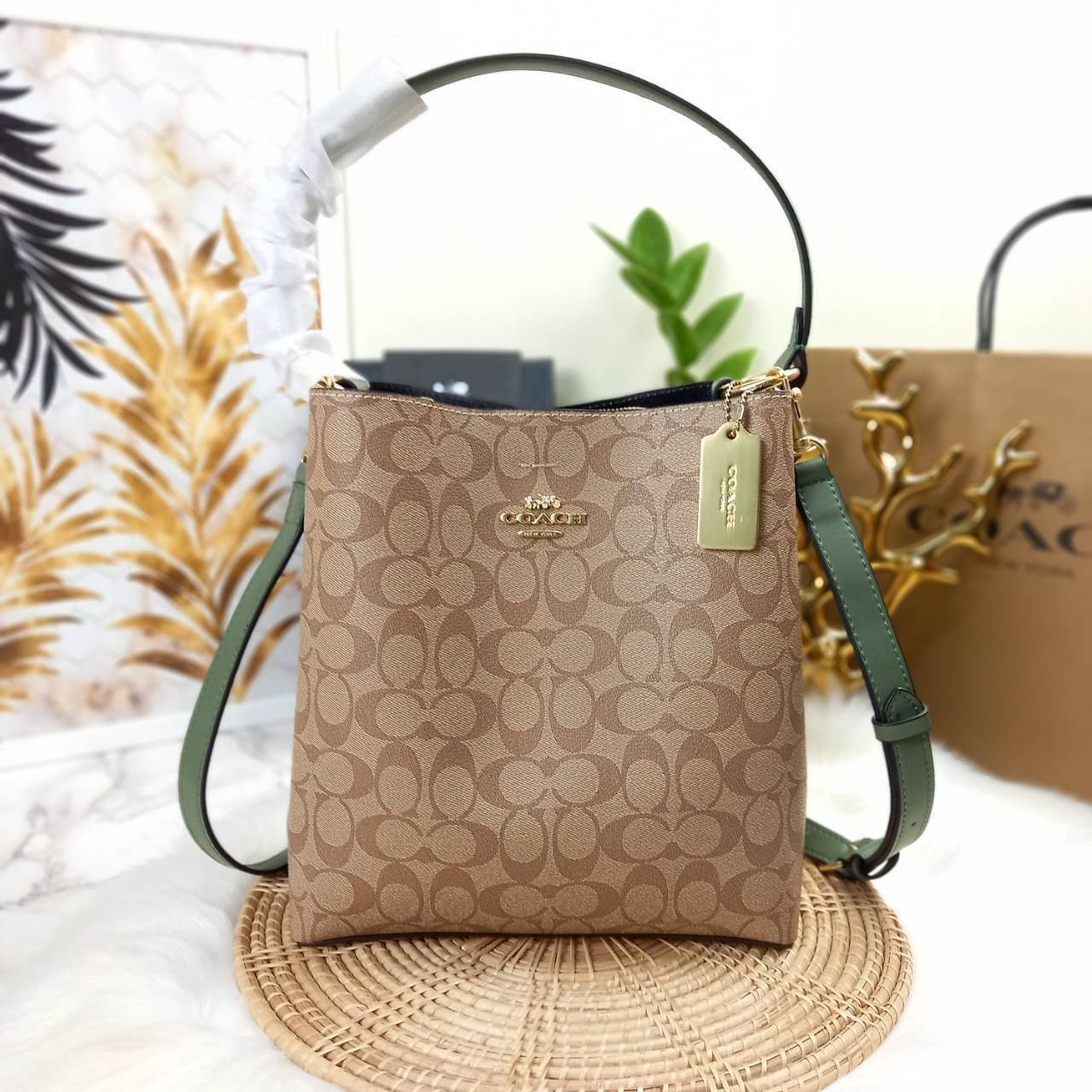 ใบใหญ่ 10" COACH TOWN BUCKET BAG IN SIGNATURE CANVAS (COACH 91512) 🌺 เป็นสีที่ขายดีมากๆ และหายากมากๆด้วย!! //ขนาด 10 นิ้ว ใส่ของได้จุใจ!! //กระเป๋าสะพายข้าง //วัสดุหนังแคนวาสอย่างดี หนังสวย อยู่ทรง มีสายสะพายยาว ใช้สะพายเป็นคลอสบอดี้ได้ สายยา