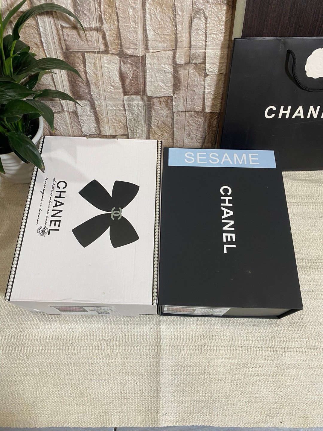 CHANEL Classic Medium Flap Bag กระเป๋าสะพายคลาสสิกรุ่นยอดนิยมตลอดกาล ดีไซน์เรียบหรูหราขับผิว งานหนังแท้สวยมาก มีอะไหล่เงินและทอง สุดยอดเดอะเบสท์ไอเท็ม