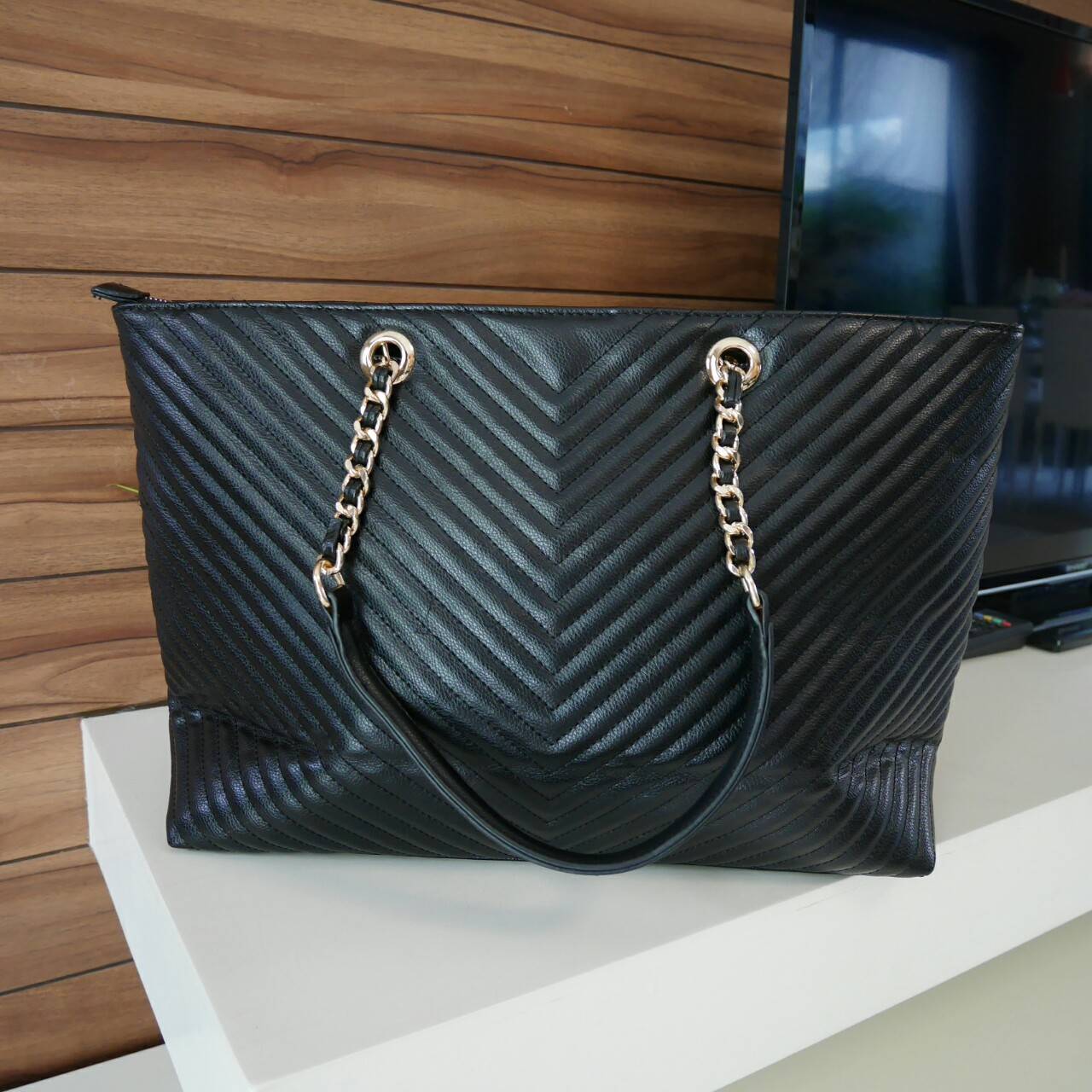 Victoria's Secret Shoulder Bag กระเป๋าสะพายทรงหรูจาก Victoria's Secret หนัง PU หนา รับน้ำหนักได้เยอะ เปิดปิดด้วยซิป ด้านหน้าประดับตัวอักษร VS ภายในมีช่องซิปและช่องใส่ของ จุได้เยอะค่ะ ใส่เอกสาร A4 หนังสือ ipad ได้สบาย เป็นอีกหนึ่งรุ่นเเนะนำที่สาว