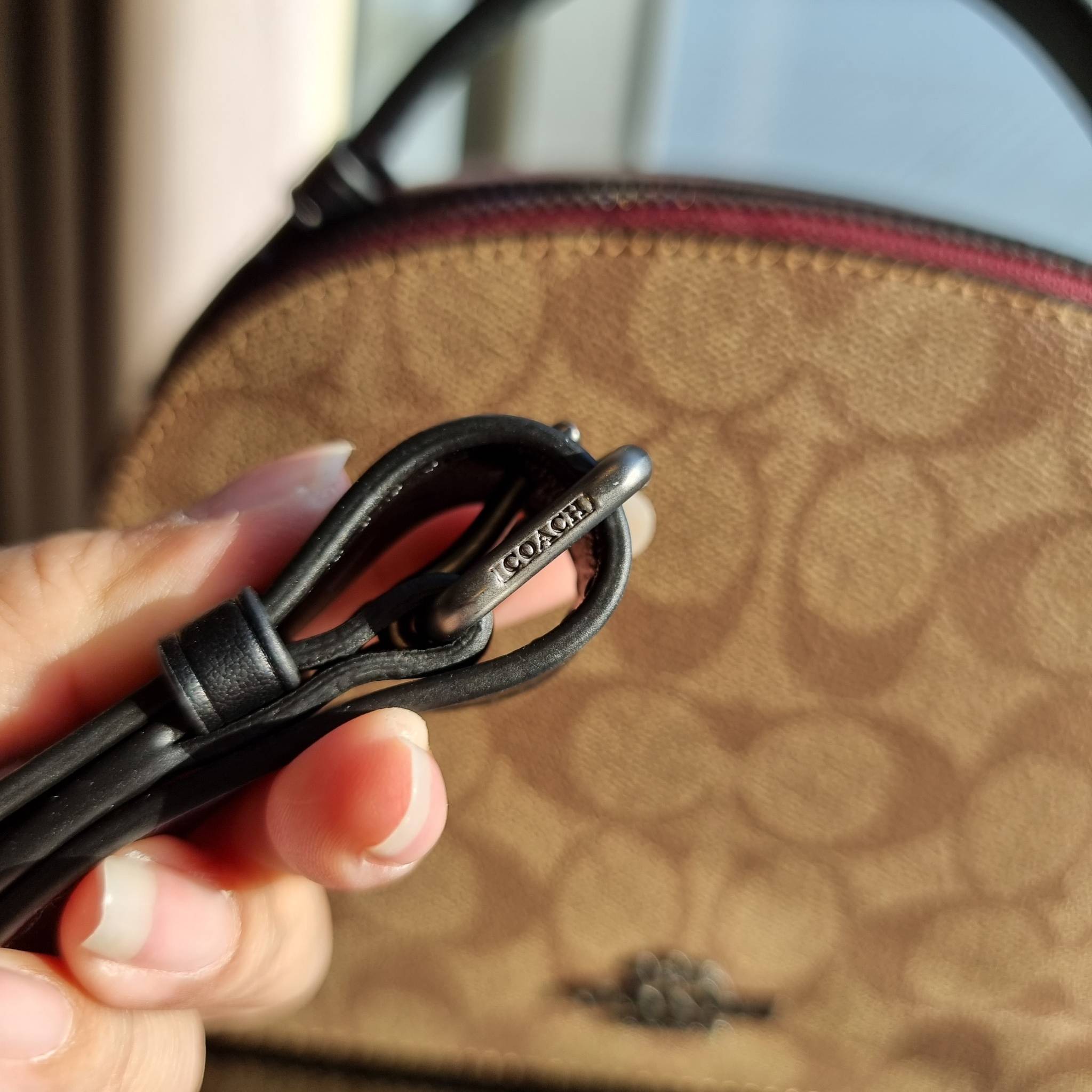 OUTLET 】COACH 1591 SERENA SATCHEL IN SIGNATURE CANVAS กระเป๋าสะพายคอลเลคชั่นยอดฮิต ดีไซน์ลุคผู้ดี ต้องยกให้น้องใบนี้เลย!! จัดสีขายดี สีลุคคุณหนูมาให้ สวยตาแตก!! วัสดุหนังแคนวาส เปิด-ปิดด้วยซิป 2 ช่องหลัก ภายในเป็นช่องโล่ง เก็บของได้แบบสบายๆ ใส่มือถือได้ทุ