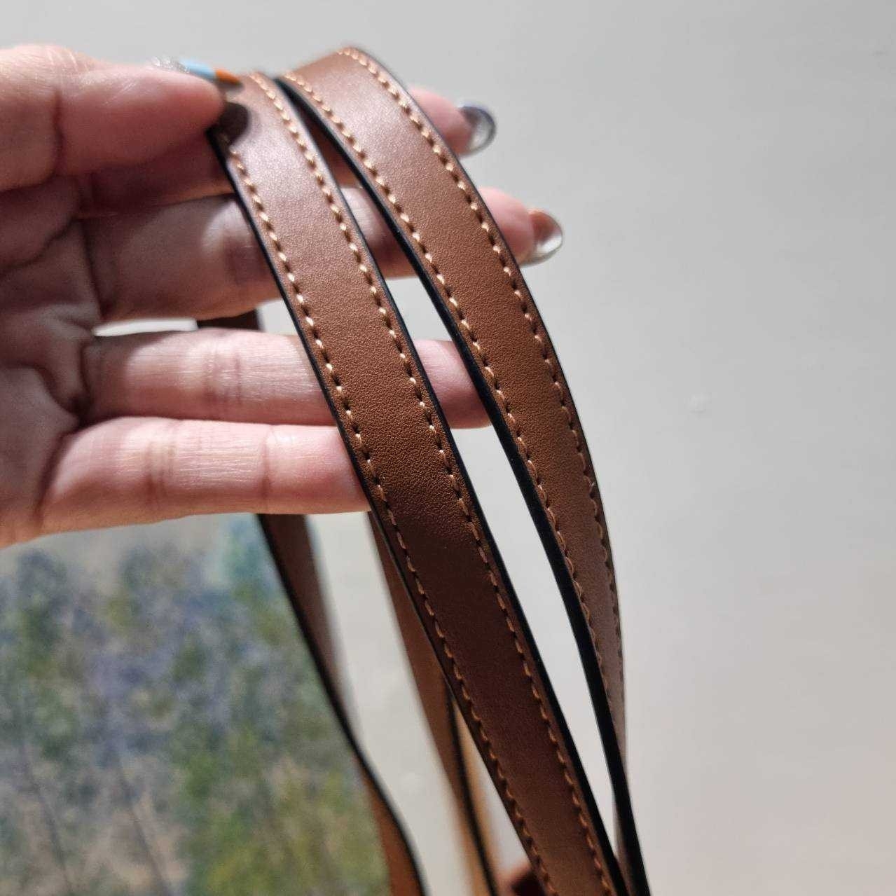 GUCCI GG Emblem small tote bag กระเป๋าทรงโท้ทสะพายไหล่ ที่ขนาดกำลังสวย ใส่ของได้แบบจุกๆ หูสะพายปรับและถอดออกได้ เก๋มากๆ