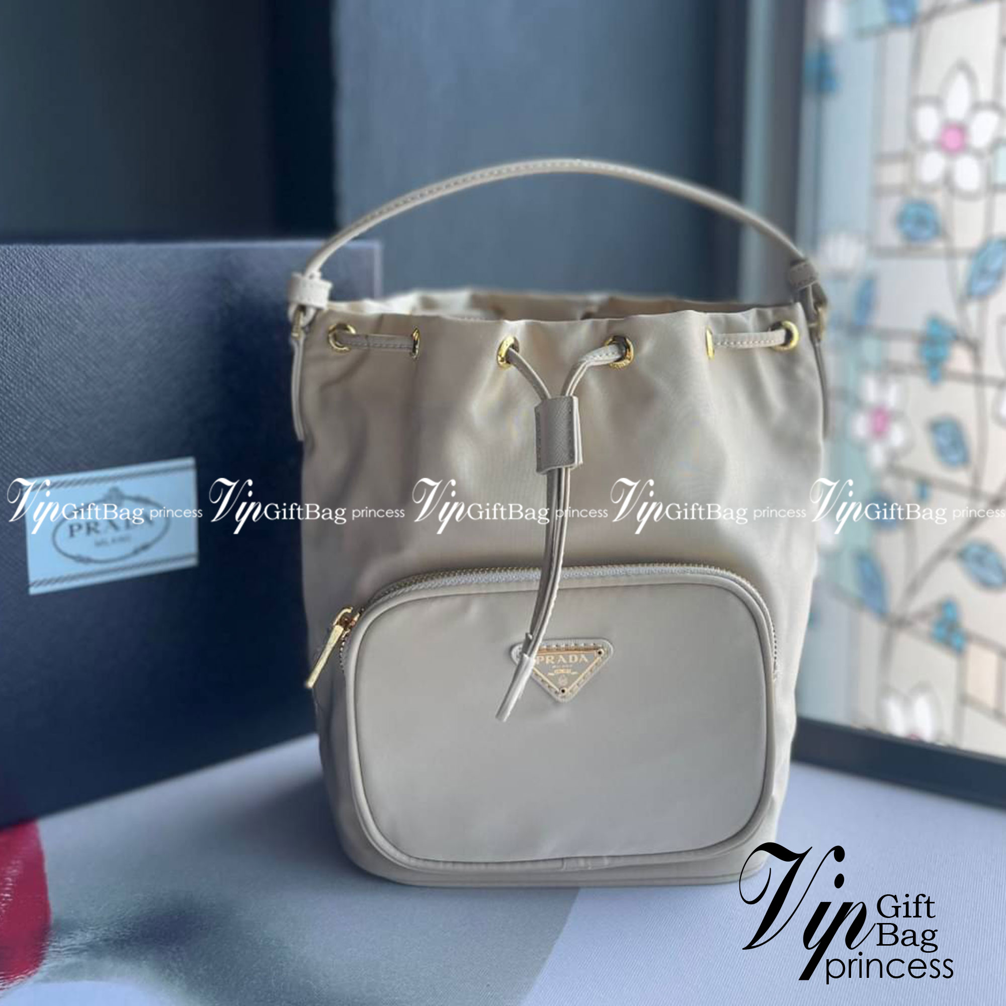 Prada Duet Re-Nylon Bucket shoulder bag / Prada Nylon bucket bag Pastel เกรดใช้สลับใบจริง ออริจินอล ใช้งานต่างประเทศได้ น้องสาวสุดสวยมาให้จับจองอีกหนึ่ง สีพาสเทลน่ารักละมุนมากๆ ค่ะ กระเป๋าสะพายข้าง ทรงขนมจีบ ไซส์มินิ ขนาดน่ารักน่าใช้มาก วัสดุขอบหนังแท้ แล