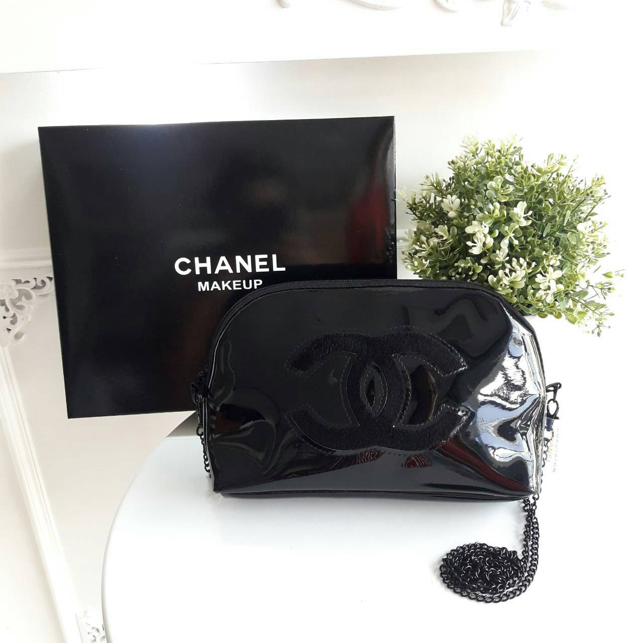 Chanel precision luxury leather clutch with chain จากงานพรีเมี่ยมกิ๊ฟ แบรนด์ดังหนังแก้วมันสวยหรู ด้านหน้า ตกแต่งโลโก้แบรนด์บนเฟอร์สีดำ สายโซ่ยาวสีดำสุดหรู สายถอดเก็บได้ ด้านในบุผ้ามันสีแดง ปั้มแบรนด์แท้ จุของได้เยอะ ใส่มือถือได้ทุกรุ่นไปอีกก จะสะพายหรือถื
