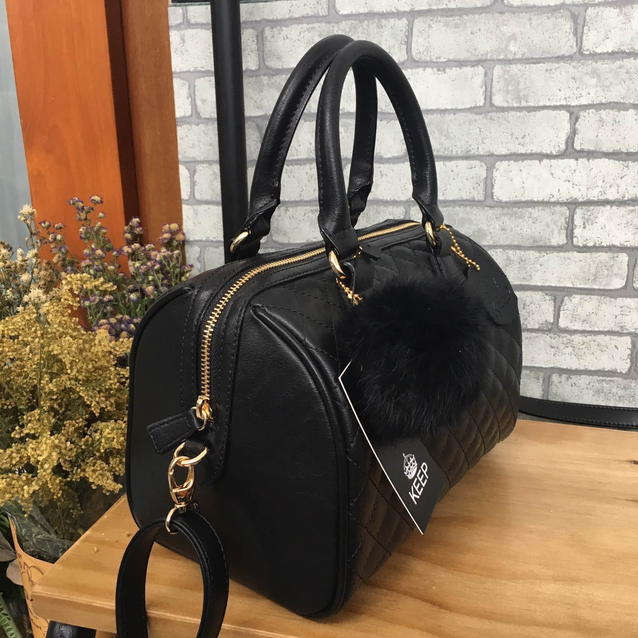 รุ่นใหม่ล่าสุด ขนาด มินิ หนังแกะสวยมากคะ สีเข้าใหม่ >> สี classy black รุ่น KEEP quited leather Pillow bag สวย น่ารัก ขนาดตอบทุกโจทย์การใช้งาน เห็นแล้ว #หลงรักเลยคะ ตัวกระเป๋าขนาดกำลังดี จุของคุ้ม หนังแกะ สวยมาก ดูแลรักษาง่าย #ตกแต่งด้วยพวงกุญแจปอมๆ