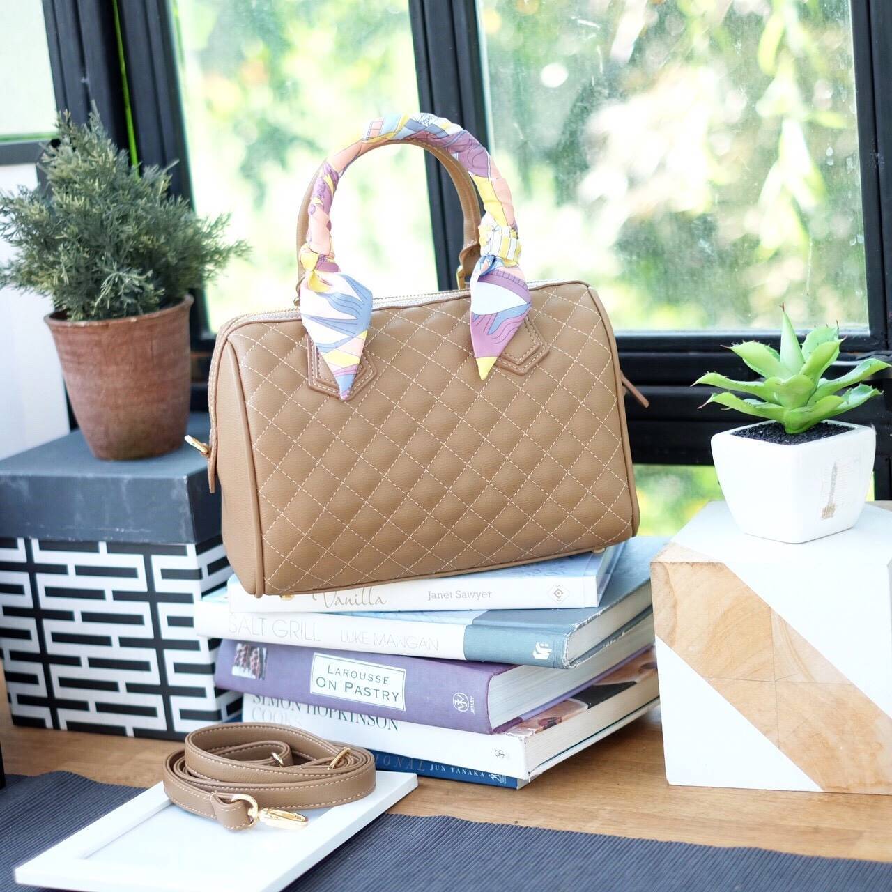 สินค้าขายดี ขนาด มินิ สวยมากคะ >> รุ่น KEEP leather Pillow bag สวย น่ารัก ขนาดตอบทุกโจทย์การใช้งาน เห็นแล้ว **หลงรักเลยคะ ตัวกระเป๋าขนาดกำลังดี ปักลายตารางสวย จุของคุ้ม หนังชนิดพิเศษ สวยมาก ดูแลรักษาง่าย มาพร้อมสายสะพาภายในมีช่องซิป และช่องใส่ของจุก