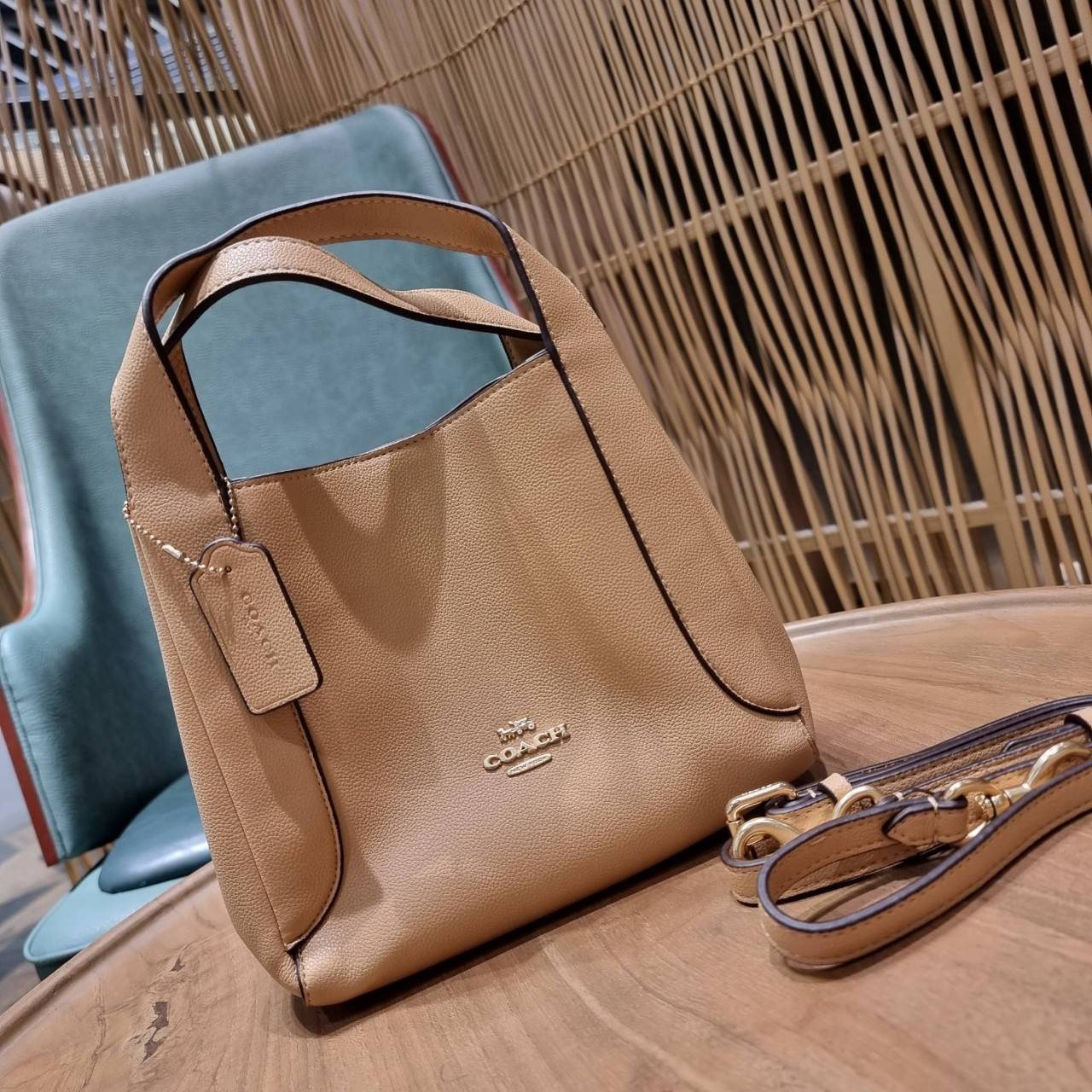 COACH 78800 HADLEY HOBO 21 ไอเท็มยอดนิยม คลาสสิคในทุกโอกาส กระเป๋าทรงโฮโบ ทรงสวยใช้งานได้ทุกลุค แมชท์ง่ายกับทุกสไตล์ วัสดุหนัง pepble เปิด-ปิดด้วยกระดุมแม่เหล็ก มีตะขอล็อคที่ปากกระเป๋าเพื่อปรับทรงใช้งานได้ ภายในโล่งกว้าง ใส่ได้ทุกอย่าง!! มีสายสะพายให้ หรื