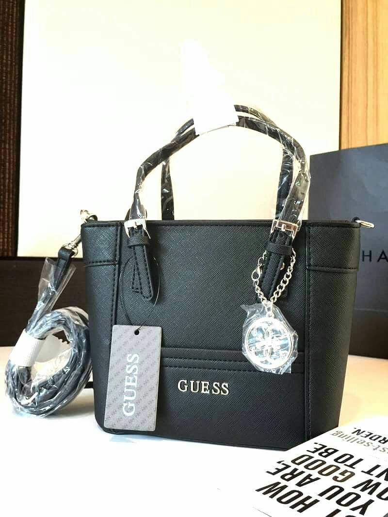 GUESS SAFFIANO MINI CROSS BODY BAG Best aellwr กระเป๋าถือหรือสะพายรุ่นยอดนิยมจาก GUESS หนัง Saffiano สวยอยู่ทรงสไตล์ PRADA ขนาดกำลังดี เบา ด้านหน้าประดับ logo brand มาพร้อมพวงกุญแจแบรนด์ห้อยที่หูกระเป๋า ถอดเเยกใช้ได้ เปิดปิดด้วยซิปสะดวกใช้ ภายในมี โลโก้ ช