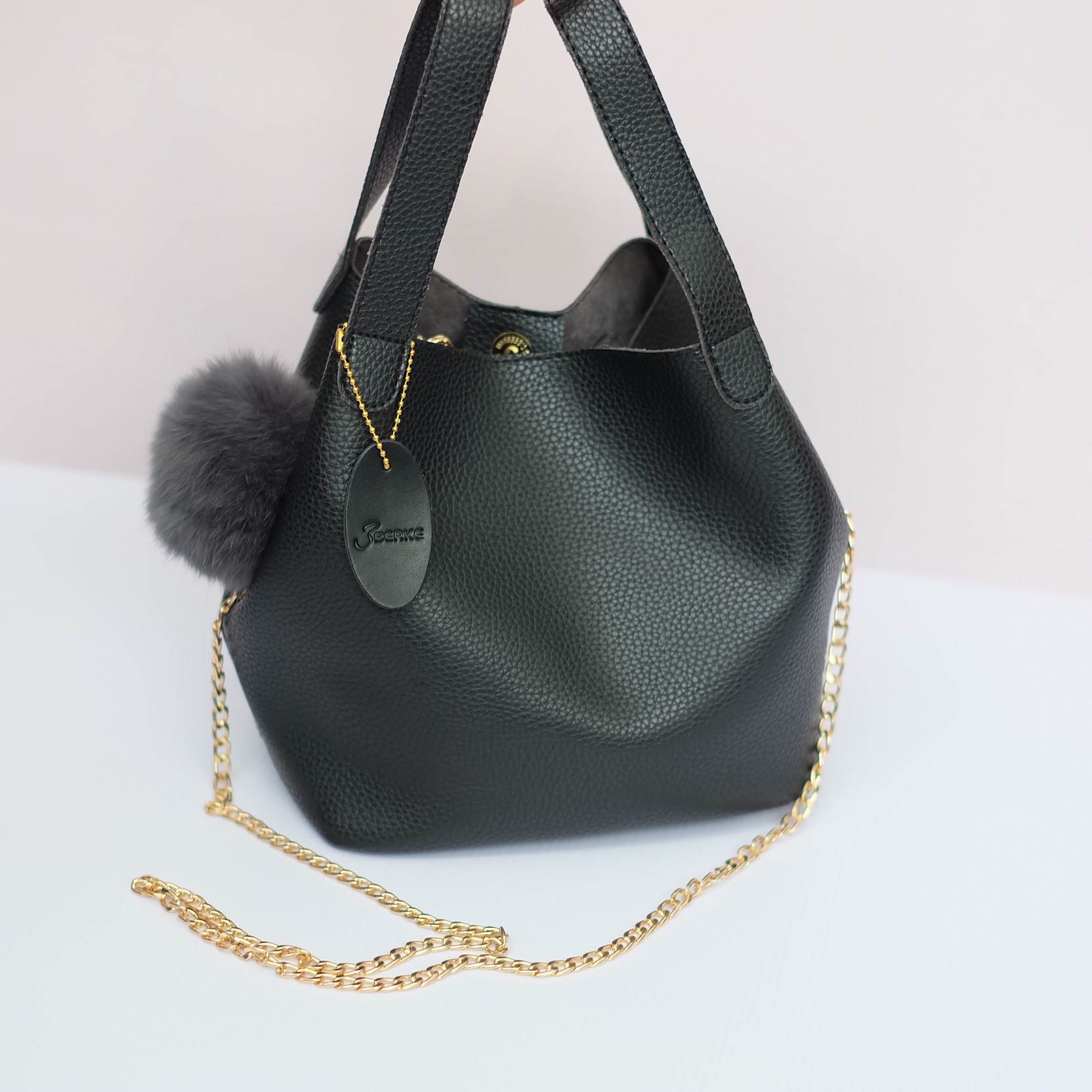 รุ่นใหม่ล่าสุดจาก แบรนด์ Berke สวย หรู เวอร์วัง อีกแล้วค่า กับกระเป๋า 2 in 1 ปรับเก็บทรง ได้ถึง 2 แบบ มาพร้อมพวงกุญแจ ปอมปอม ฟรุ้งฟริ้ง น่ารักมาก คะ ตัวกระเป๋าเป็นหนัง PU อย่างดี เนื้อนิ่ม สามารถสะพายได้หลายรูปแบบ มีสายยาวให้คะ ใบนี้บอกเลย สวย คุ้มเกินราค