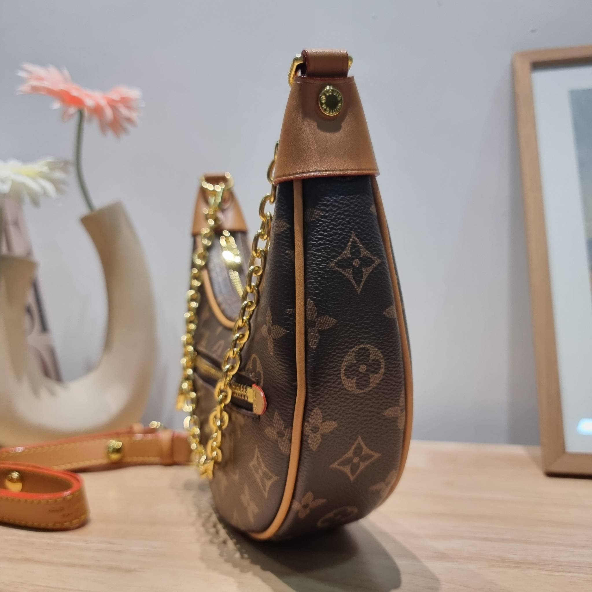 LV loop bag New in!! กับ box set ชวนสะสม ที่จับเอารุ่นยอดฮิต มามิกซ์รวมกับไอเท็มสุดคุ้มของมันต้องมี!! จัดเรียงให้อยู่ในกล่องสุดหรู ไม่ว่าจะตัวกระเป๋า กระเป๋าสตางค์ กระเป๋าจิ๋ว ใบไหนๆก็นำมาใช้งานได้จริง คุ้มค่ามากๆ แถมฟรี! ริบบิ้นลายลิมิเต็ด รวมรวบไว้ให้ได