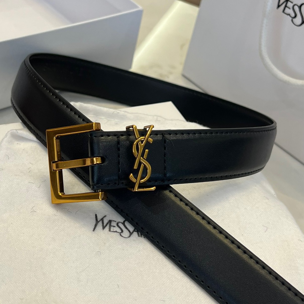 YSL 3D LOGO LEATHER BELT / YSL BELT เข็มขัดหนังเรียบสไตล์วินเทจ ขนาดกำลัง หัวเข็มขัด3Dโลโก้แบรนด์สีทองวินเทจ