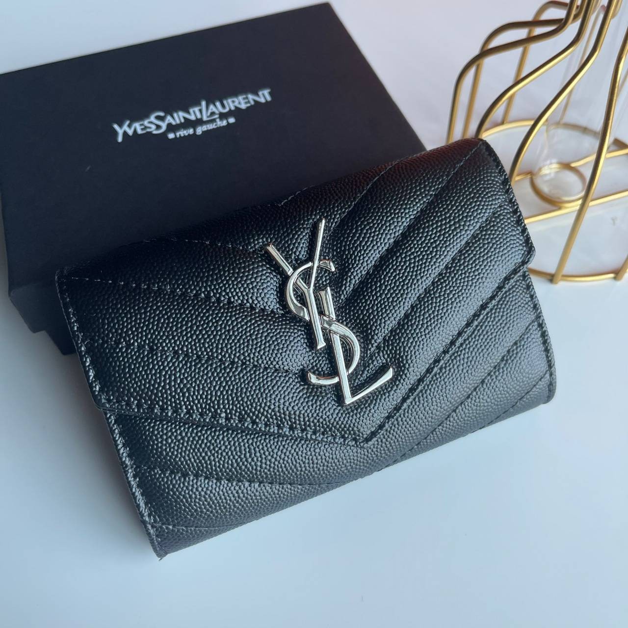 VIP 】YSL SAINT LAURENT SHORT WALLET งานหนังแท้ สวยงามมากมายที่สุดเกินบรรยายเลยค่าาา ได้ไปไม่ผิดหวังแน่นอน เป็นอีกรุ่นหนึ่งที่ห้ามพลาดเลยตอนนี้ กำลังฮิตกันเลยค่าา สาวๆ Must Have!!!! Full Box Set นะค๊าาา