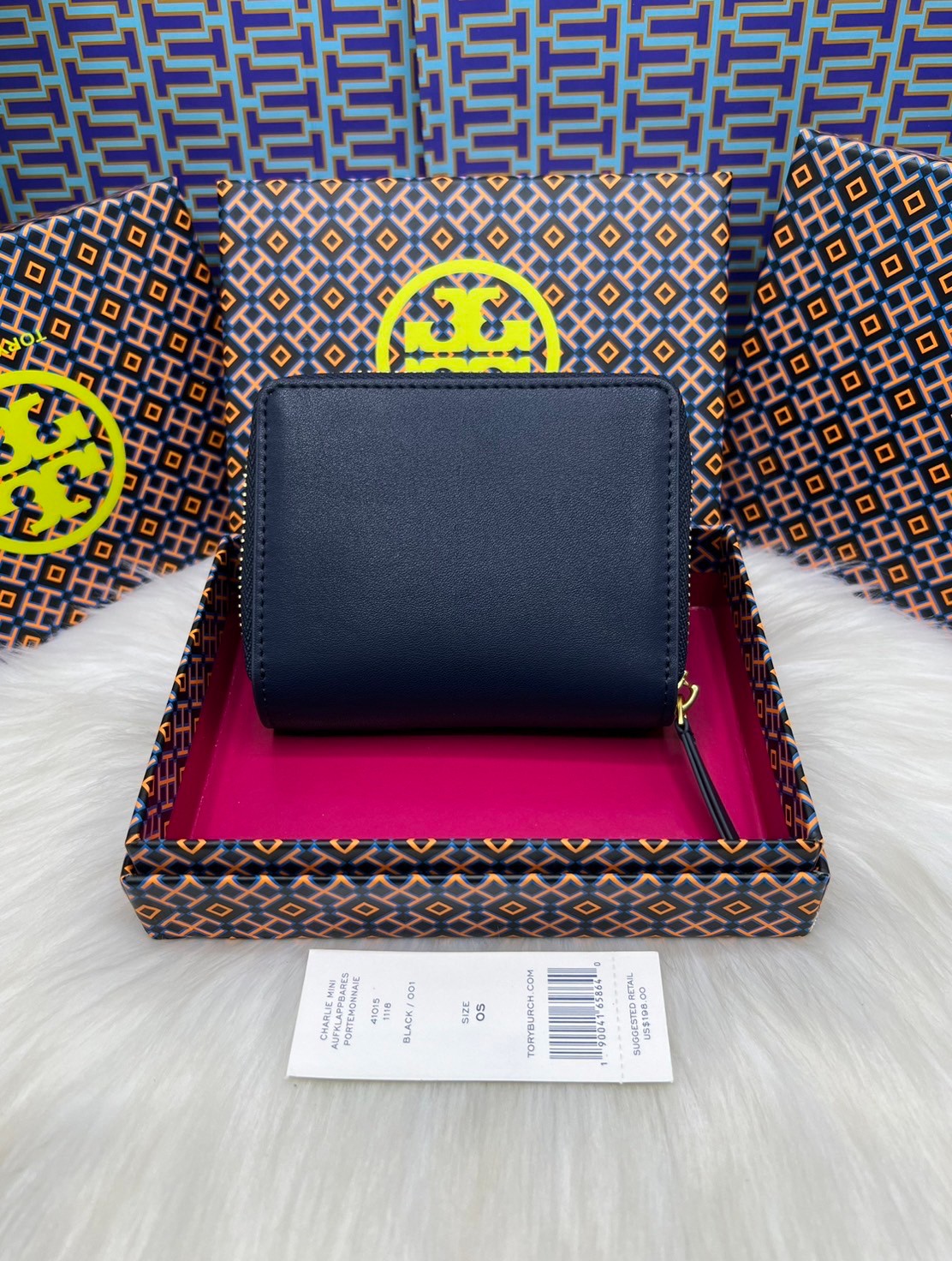 Tory Burch Charlie Mini Bi-fold Leather Wallet / Tory Wallet พร้อมส่ง กระเป๋าสตางค์ใบสั้น รุ่นใหม่ขายดี หรูหราทุกสี ดีไซน์คลาสสิค ขนาดกำลังพอเหมาะ โดดเด่นด้วยโลโก้