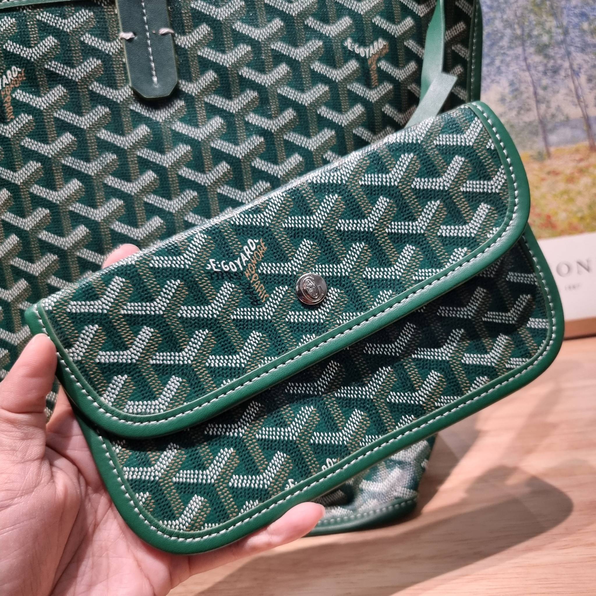 GOYARD ANJOU REVERSIBLE TOTE ฮอตไอเท็ม กับกระเป๋าสะพายทรงโท้ท ใบใหญ่จุใจ!! มาครบสีขายดี เลิศทุกสี รูปทรงคลาสสิค ดีไซน์เป็นเอกลักษณ์ ใช้งานได้หลากหลาย สามารถกลับด้านใช้ได้แบบไม่มีเบื่อ วัสดุหนังแคนวาสพิมพ์ลายสวยคม ภายในโล่งกว้างมาก