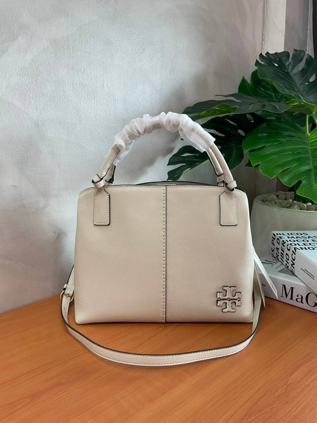 TORY BURCH Mcgraw Satchel Tote Bag (Size L) กระเป๋าถือ/สะพาย Crossbody วัสดุหนังลูกวัวแท้ 100% ด้านหน้าประดับโลโก้หนัง ตัดเป็นรูปตัว T สัญลักษณ์แบรนด์ ตัวกระเป๋าเดินด้ายเล่นลายเพิ่มลูกเล่น เพื่อความเก๋!!