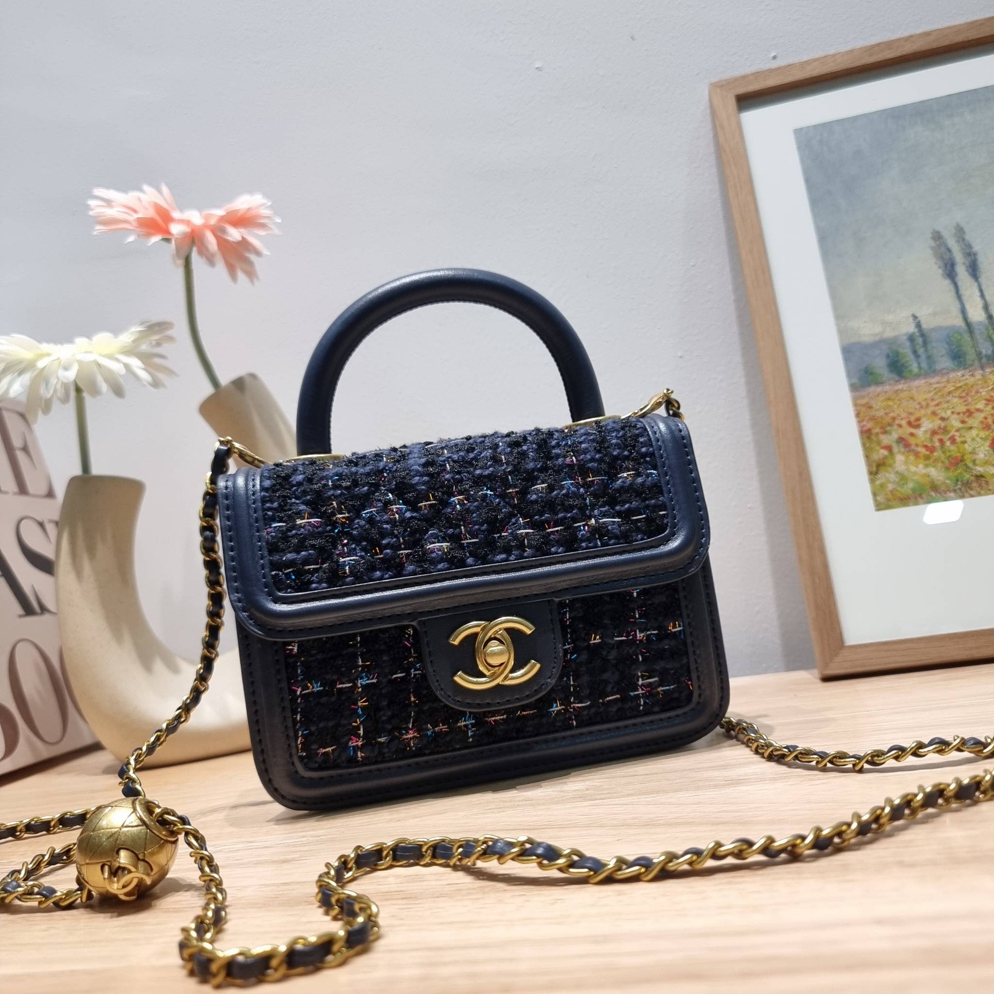 Chanel tweed mini flap bag / Chanel mini top handle กระเป๋าสะพายงานผ้าทวิตเอกลักษณ์เฉพาะของแบรนด์ งานสวยเป๊ะ มาพร้อมสายยาวถอดออกถือสวยๆเริ่ดๆ คิวท์มาก!! ดีเทลน่ารักเพียบ!!