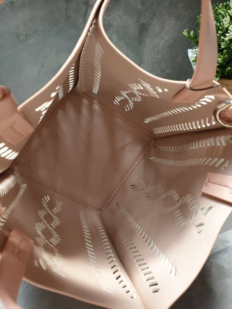charleskeith Laser cut bucket bag กระเป๋าทรงเก๋ วัสดุหนังนิ่ม มาพร้อมกระเป๋าด้านใน มาพร้อมสายสะพายยาวปรับระดับได้ รุ่นนี้น่ารักมากค่ะ ห้ามพลาดเลยนะยูว์....