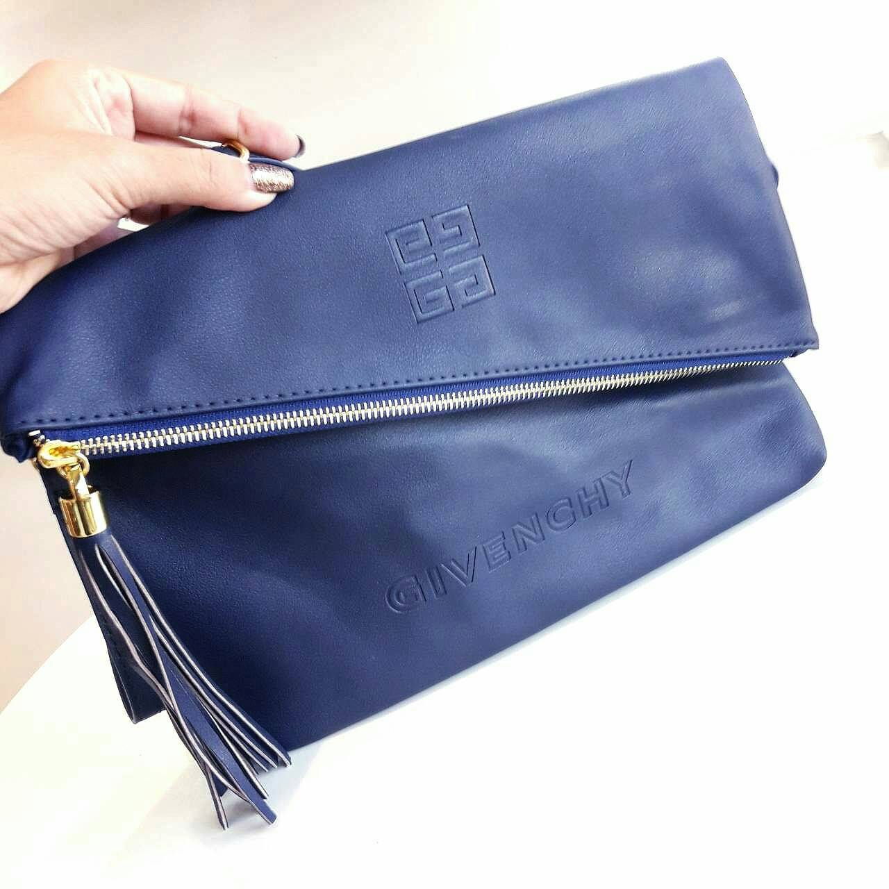 GIVENCHY ENVELOPE CLUTCH BAG กระเป๋าสะพายหรือ cluth bag วัสดุหนัง PU. ดีไซน์เก๋ ซิปเฉียงพร้อมซิปแบบพู่ สามารถสะพายหรือถือเป็น cluth ได้ค่ะ ภายในจุได้เยอะ ใส่ มีช่องซิปเล็กอีก 1 ช่อง ซับในลายแบรนด์ ใบนี้ all in 1 ค่ะ คุ้มสุดๆ