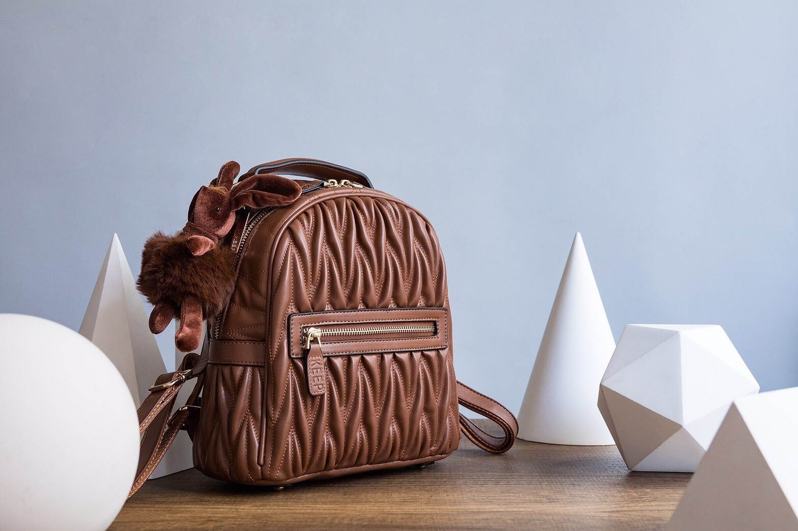 KEEP ' Paris ' backpack 🎒👟 เป้ หนังแกะแท้ ระดับตำนาน ที่ครองใจสาวๆ เป็นอันดับหนึ่ง งานดี งานคุ้ม ต้องใบนี้เลย =>> กระเป๋า หนังแกะแท้เนื้อดี งาน handmade เย็บแบบฝีมือต่อฝีมือ เพิ่อให้ได้ใบนี้ =>> ตัวกระเป๋าน้ำหนักเบา ด