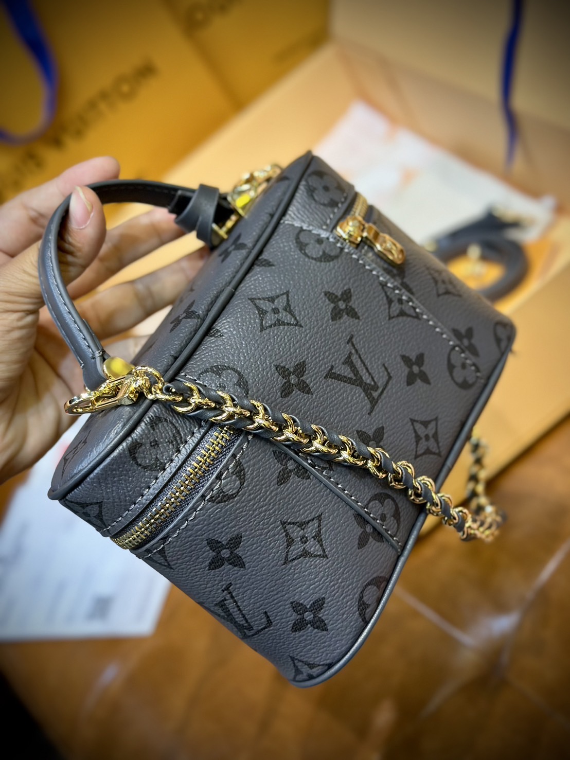 LV Vanity Chain Pouch Other movies กระเป๋าทรงวานิตี้ สีใหม่โทนเทาสวยมีสไตล์ไร้ที่ติ เกรดออริ 1:1 ใช้งานต่างประเทศได้