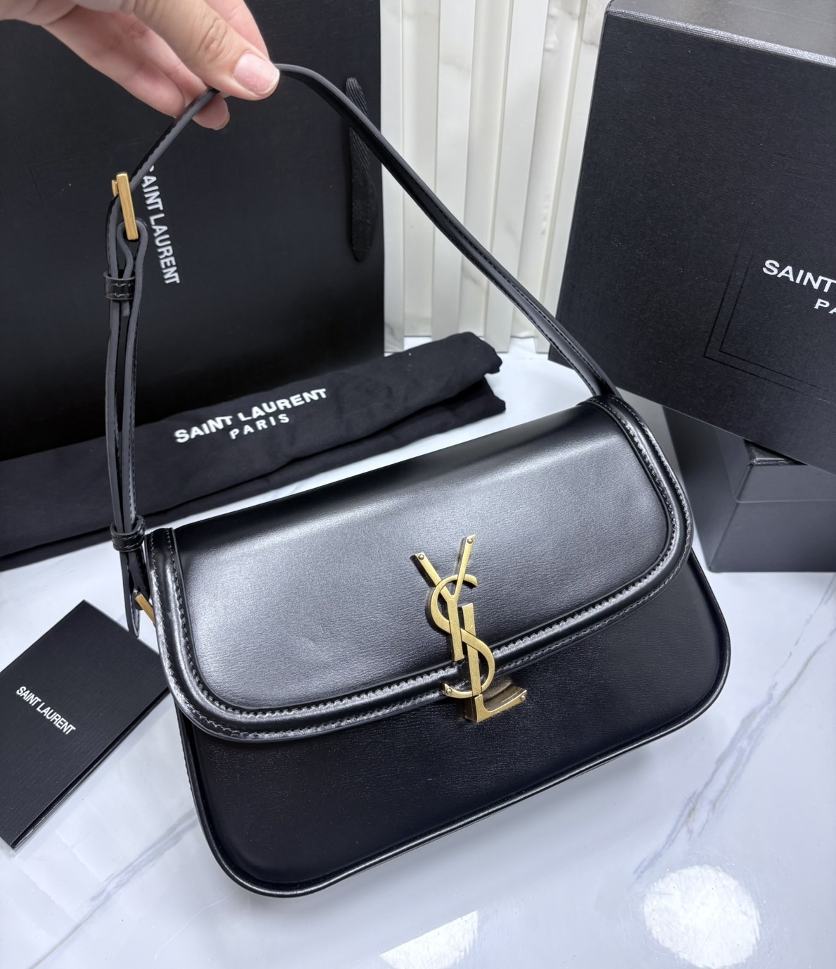 ORI หนังแท้ | YSL Solferino Large Bag / YSL Hobo Bag กระเป๋าสะพายไหล่ทรงกล่องเรียบหรูดูแพง โดดเด่นด้วยตัวปิดโลโก้ YSL ดีไซน์โค้งมนแตกต่างจากรุ่นดั้งเดิมดูหราหรามากขึ้น สายสะพายปรับได้ ช่วยให้จัดแต่งทรงได้ตามใจชอบ