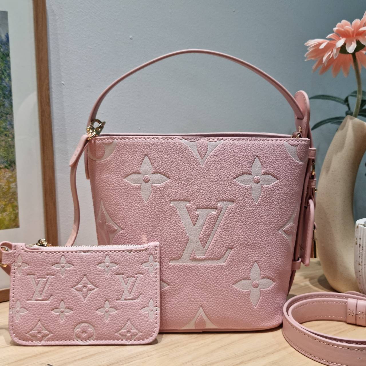 LV All In BB Bag กระเป๋าทรงบัคเก็ตที่มาแรงมากๆตอนนี้ พร้อมสีใหม่ต้อนรับวาเลนไทน์ รูปทรงคลาสสิคสะดวกใช้ ดีไซน์ลูกเล่นสนุกๆ ปรับเปลี่ยนรูปทรงกระเป๋าได้ไม่น่าเบื่อ ด้านข้างตกแต่งพวงหนังห้อยพร้อมกุญแจ