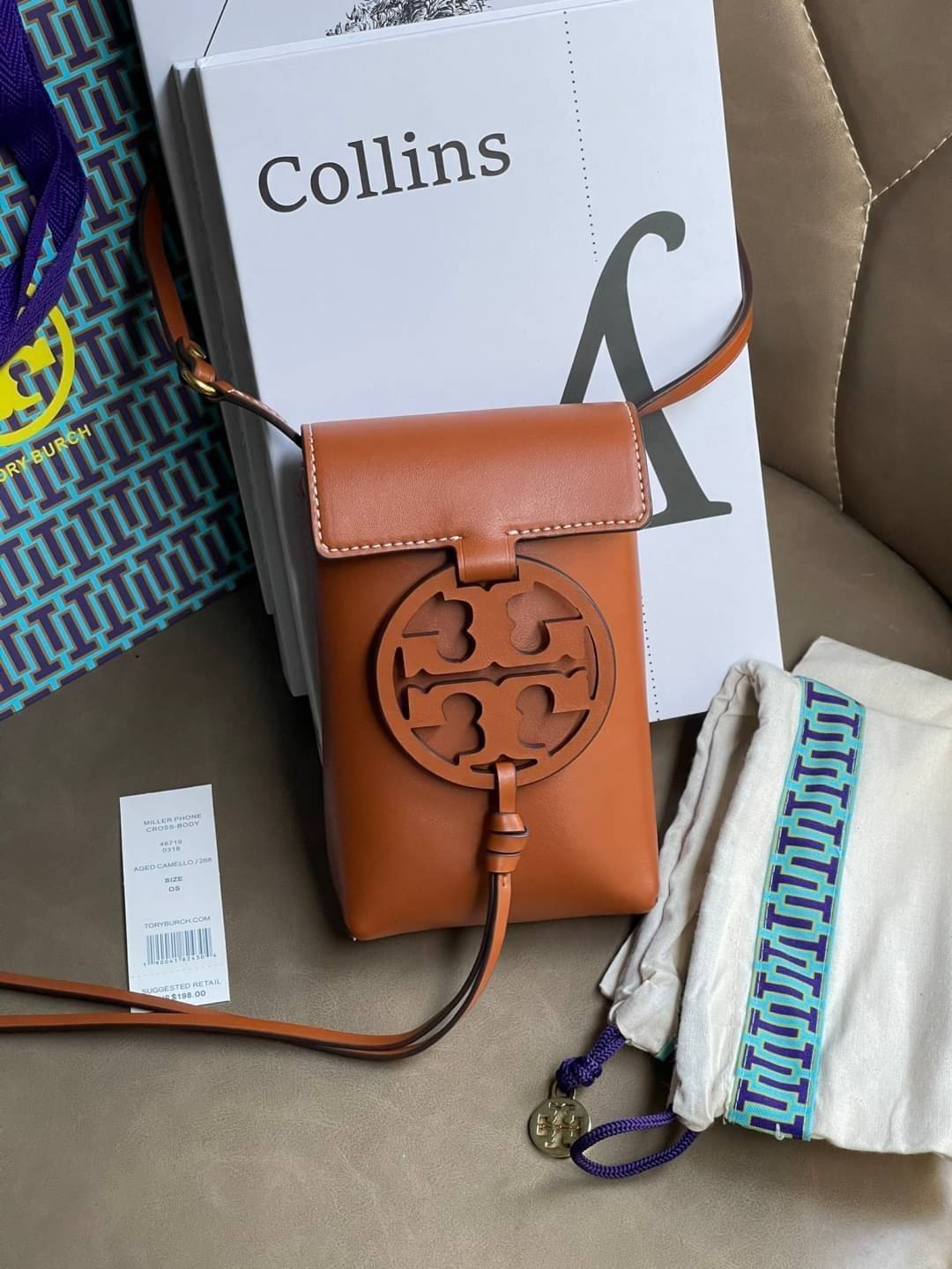 TORY BURCH MILLER METAL PHONE CROSSBODY อีกหนึ่งกระเป๋าใส่มือถือรุ่นฮิตที่เชื่อว่าหลาย ๆ คนต้องเคยเห็นผ่าน ๆ ตามาอย่างแน่นอน กับแบรนด์ Tory Burch ดีไซน์กระเป๋าทรงฝาพับแม่เหล็กใช้งานง่าย มาพร้อมดีเทล Logo สีเดียวกับเฉดสีของกระเป๋า แต่ยังมีความน่ารักด้วยทรง