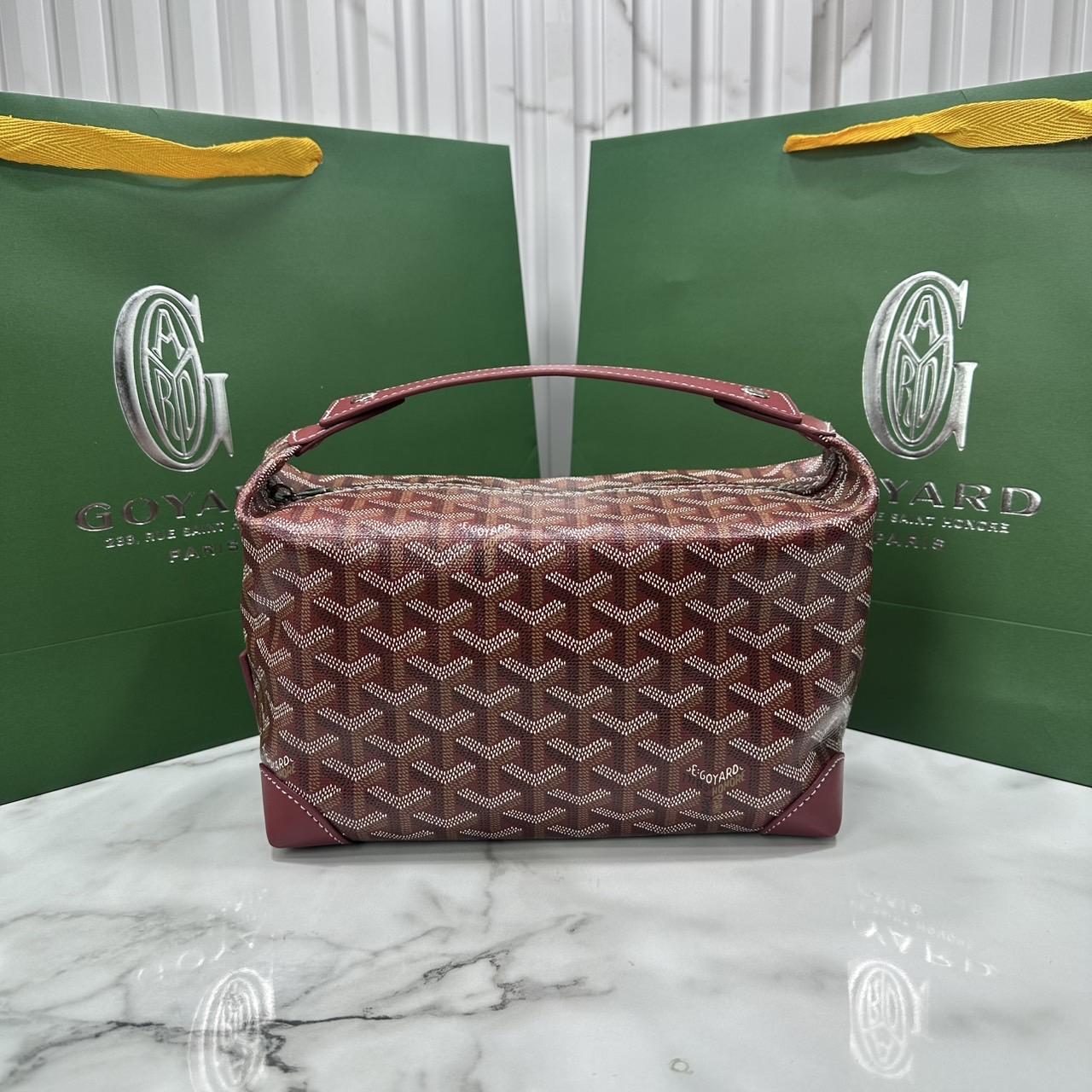 ORI หนังแท้ | Goyard Bowling 25 Toiletry Bag / Goyard Pouch กระเป๋าทรงพอช พร้อมสายถือจับถนัดมือใช้งานง่ายกะทัดรัด ตอบโจทย์ความเรียบง่ายแต่คลาสสิก ใช้ได้ทั้งชายหญิง หรูหรา ติดแกรมที่สุด เป็นรุ่นตามหา ที่ตอนนี้มีพร้อมส่งแล้วค่า
