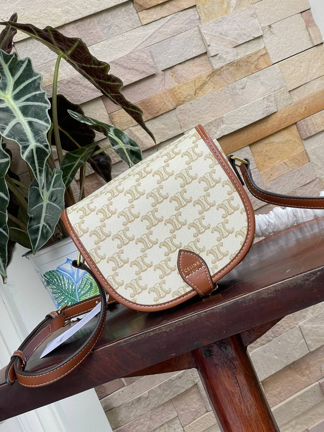 CELINE MEDIUM FOLCO BAG IN TRIOMPHE CANVAS หากใครที่กำลังมองหากระเป๋าสะพายข้าง ขนาดกะทัดรัด และเรียบหรู ต้องใบนี้เลยค่ะ เป็นกระเป๋าเปิดปิดแบบแบบฝาผับที่มีรูปทรงโค้งและที่ล็อกรูปทรงคล้ายเข็มขัด อีกทั้งยังสะท้อนความสวยสไตล์สาวปารีสได้อีกด้วย ด้านในของรุ่นนี