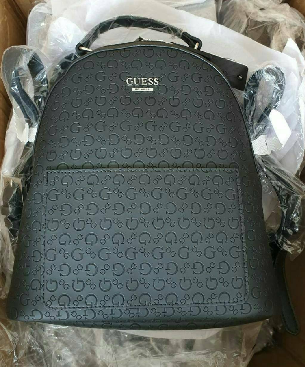 GUESS WOMAN'S BACKPACK กระเป๋าสะพายเป้ขนาดกำลังดี วัสดุหนังแกะสังเคราะห์ โลโก้รอบใบ หนังสวย น้ำหนักเบามากกกๆ!! กันน้ำ ทำความสะอาดง่าย มีหูหิ้วเเละสายสะพายหลังเลื่อนปรับได้ 5 ระดับ ด้านหน้าประดับโลโก้แบรนด์ อะไหล่เงิน และ มีช่องใส่ของ 1 ช่อง เปิดปิดด้