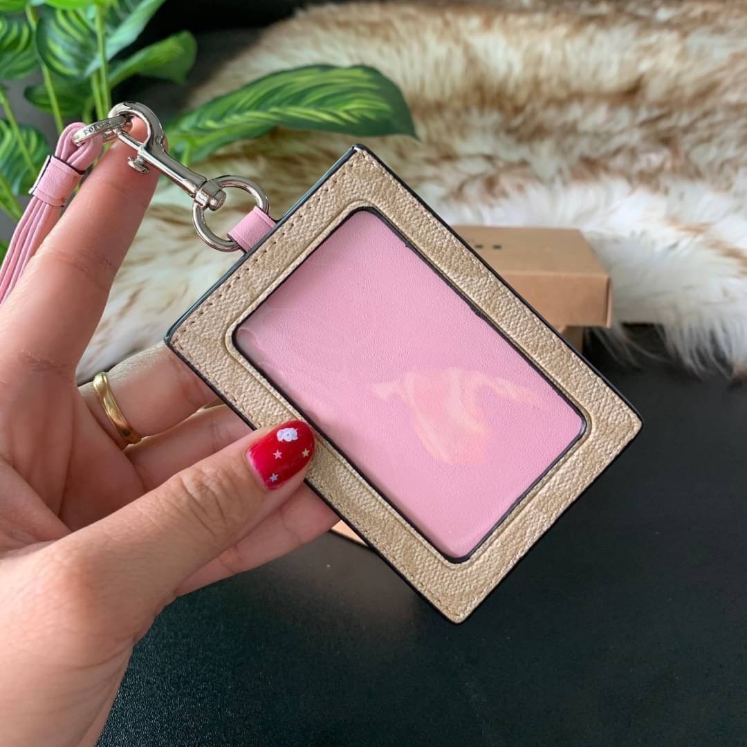 COACH F63274 ID LANYARD IN SIGNATURE COATED CANVAS กระเป๋าใส่บัตรคล้องคอ ลาย C ทั้งใบ ด้านหน้าตกแต่งชื่อแบรนด์ สวยมากกก ใส่บัตรพนักงาน และบัตรต่างๆ มาพร้อมสายคล้องคอ สายถอดออกได้ ตัวกระเป๋ามี 3 ช่องค่ะ