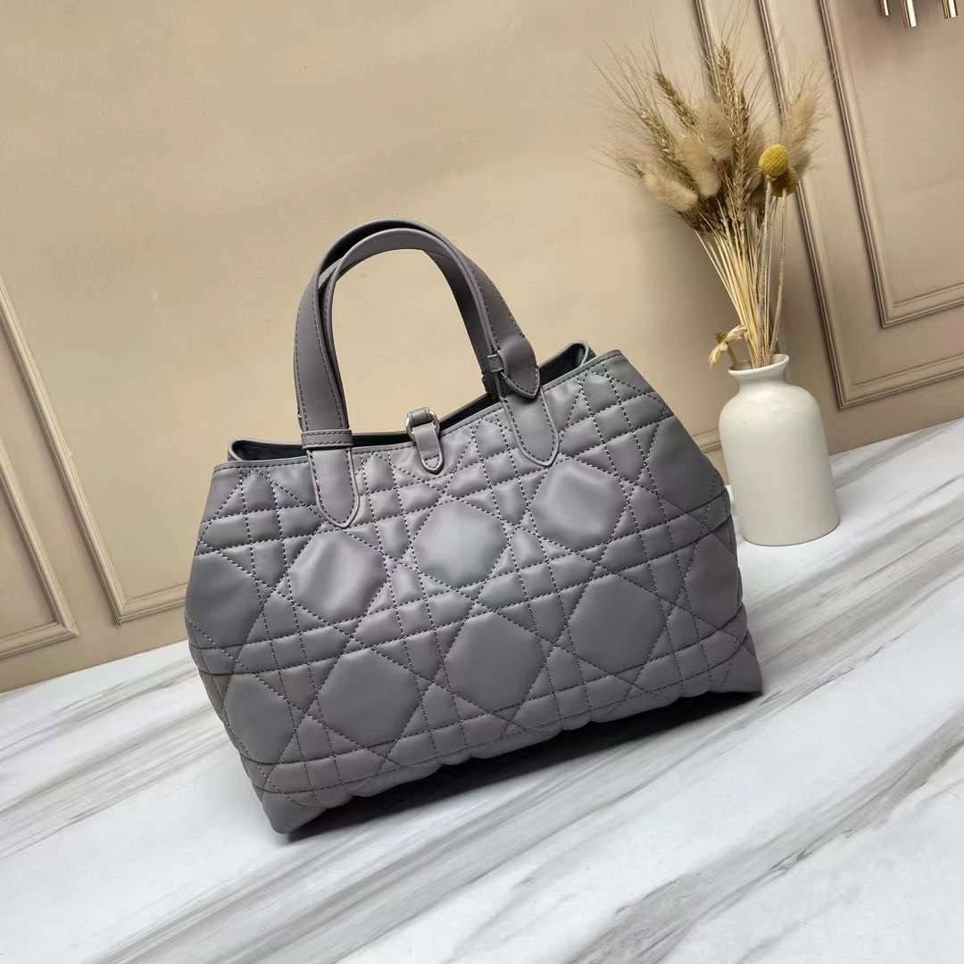 MEDIUM 30cm DIOR TOUJOURS BAG Macrocannage Calfskin / DIOR Tote Bag ออริ 1:1 พร้อมส่ง 5 สี กระเป๋าสะพายทรงโท้ท จุของได้เต็มที่ รูปทรงคลาสสิค หนังสวย หรูหราเกินราคา