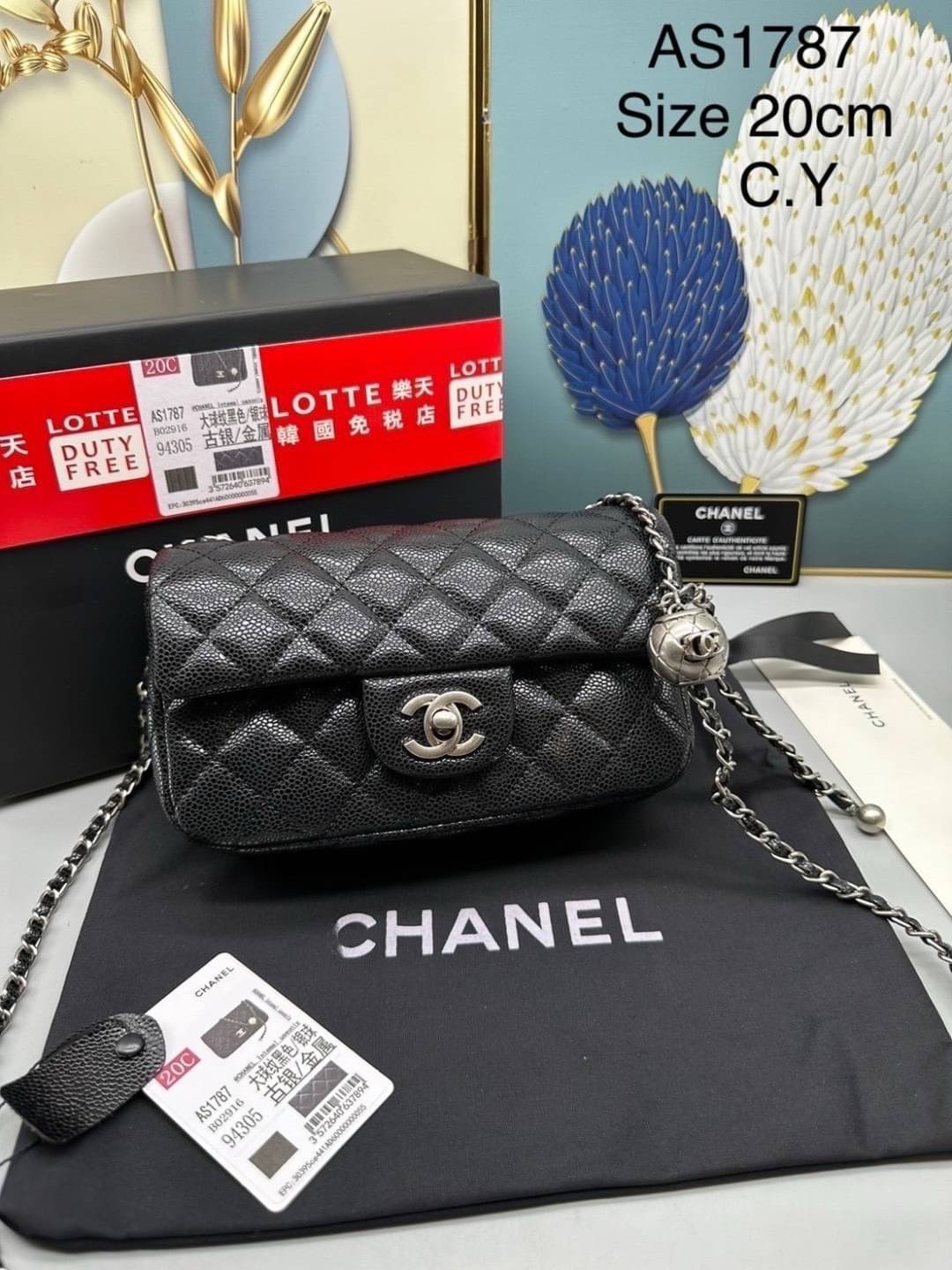 Chanel pearl crush mini flap bag กระเป๋าสะพายทรงคลาสสิก โดดเด่นด้วยอะไหล่ทรงมุกแต่งโลโก้แบรนด์ สวยหรู ดูแพง ผู้ดีมากๆ สะพายออกงานได้สวยๆเลย หรือจะสะพายไปทำงาน ไปเที่ยวก็เหมาะ จะซื้อเป็นของขวัญหรือใช้เอง ก็คุ้มค่าแน่นอนจ้า