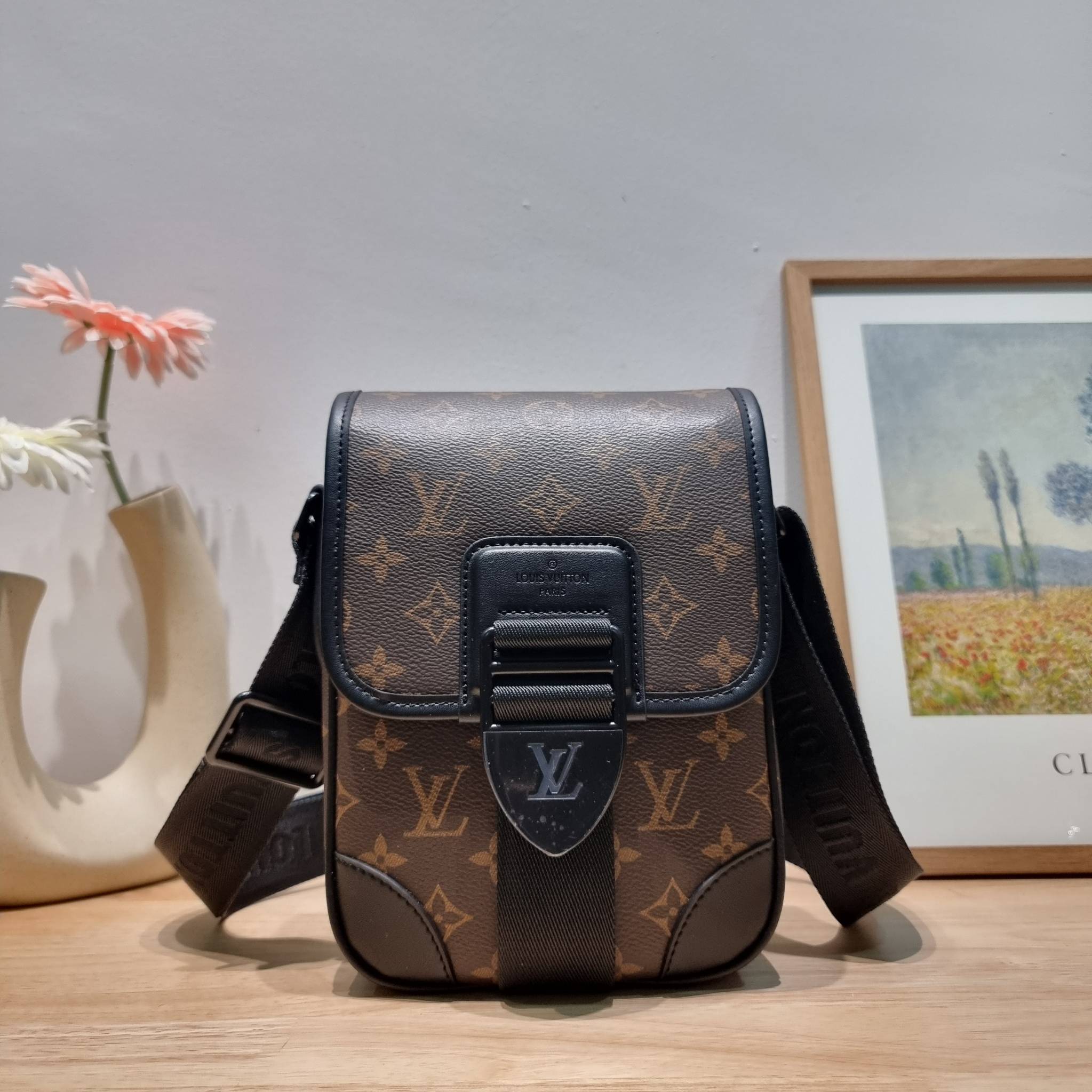 LV S-Lock Vertical wearable wallet กระเป๋าสะพายข้างสำหรับหนุ่มๆ LV crossbody bag ใหม่ล่าสุด ได้ชิคๆเท่ๆก่อนใคร ไม่ต้องรอพรีฯ ราคาดีวัสดุหนังแคนวาสคุณภาพดี ดีไซน์ดูแพง