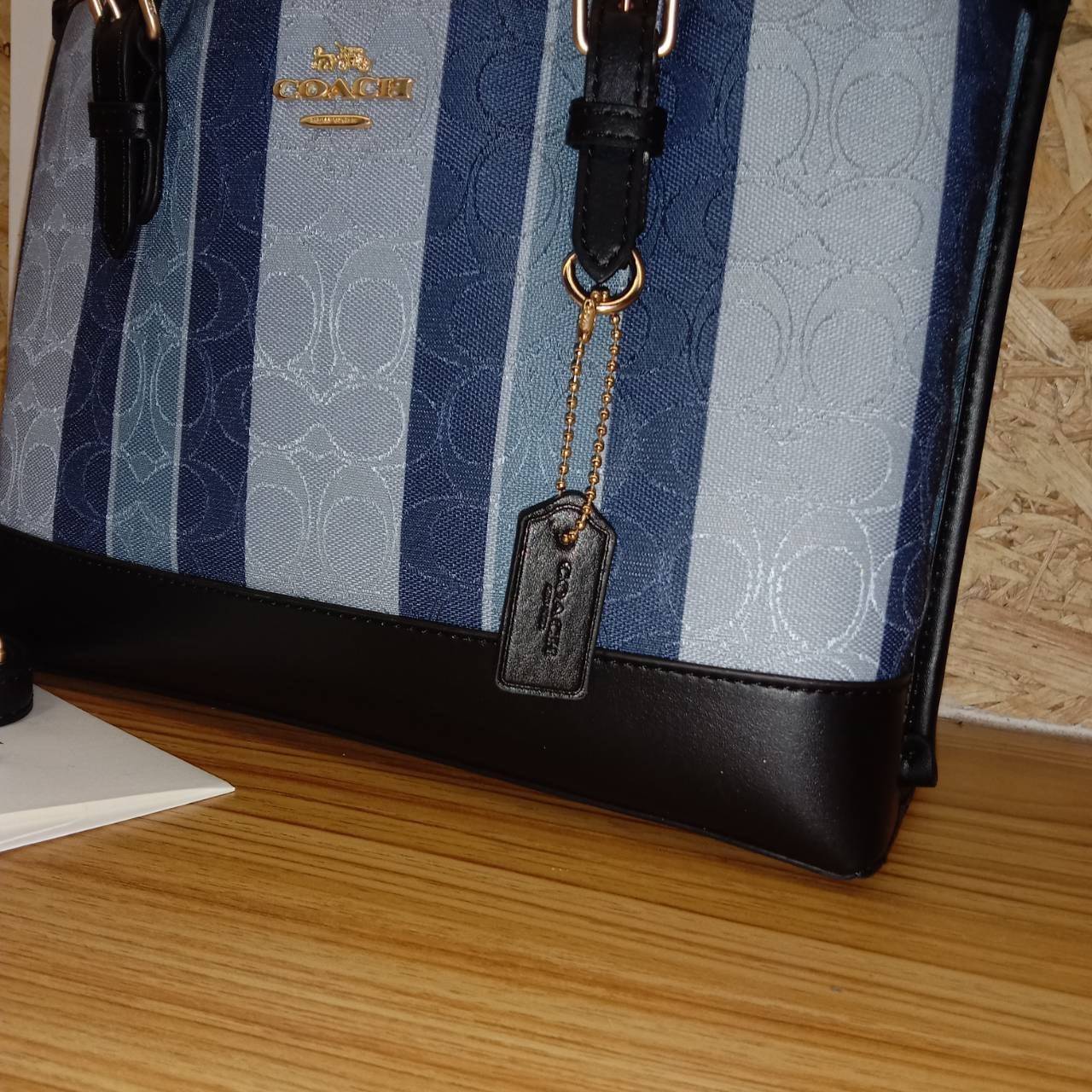 COACH Mollie Tote 25 In Signature Jacquard With Stripes พร้อมส่งที่ไทย ภาพสินค้าถ่ายจากงานขายจริง ใช้งานต่างประเทศได้