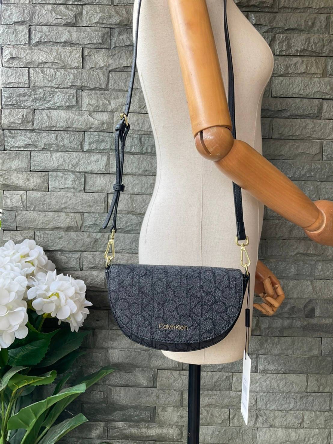 ของแท้ 💯% Calvin Klein Monogram Crossbody Bag กระเป๋าสะพายทรงครอสบอดี้ กระเป๋าคลัทช์ ทรงครึ่งวงกลม ขนาดน่ารัก ลายโมโนแกรมรอบใบ