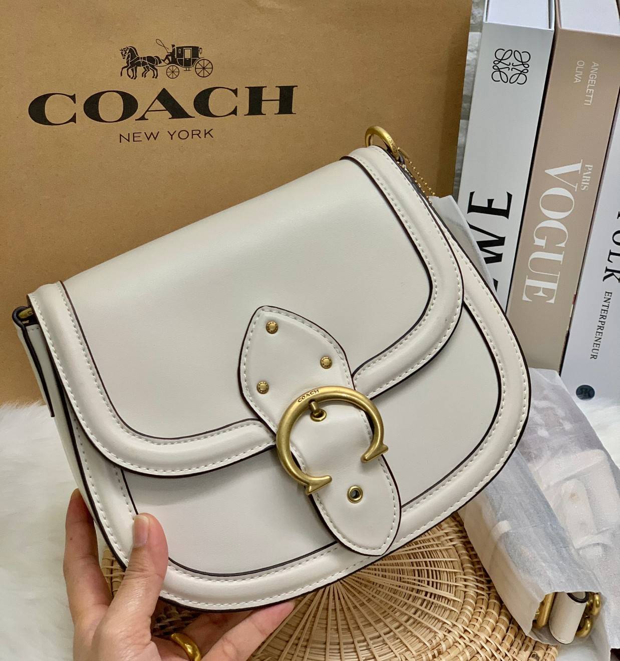 สวย หรู แถมสุดคุ้มกันเลยจร้าา💋 COACH BEAT SADDLE BAG ((C3837//C0749)) พร้อมส่งที่ไทยอีกครั้ง ห้ามพลาดค่าา!! กระเป๋าสะพายครอสบอดี้ร์ วัสดุหนังแท้ชั้นดีที่สุด! หนังสวย บวกกับอะไหล่แบรนด์ที่ดูเด่นคลาสสิคตรงด้านหน้าค่ะ เปิดปิดกระเป๋าแบบกดล็อค ภายในสาม
