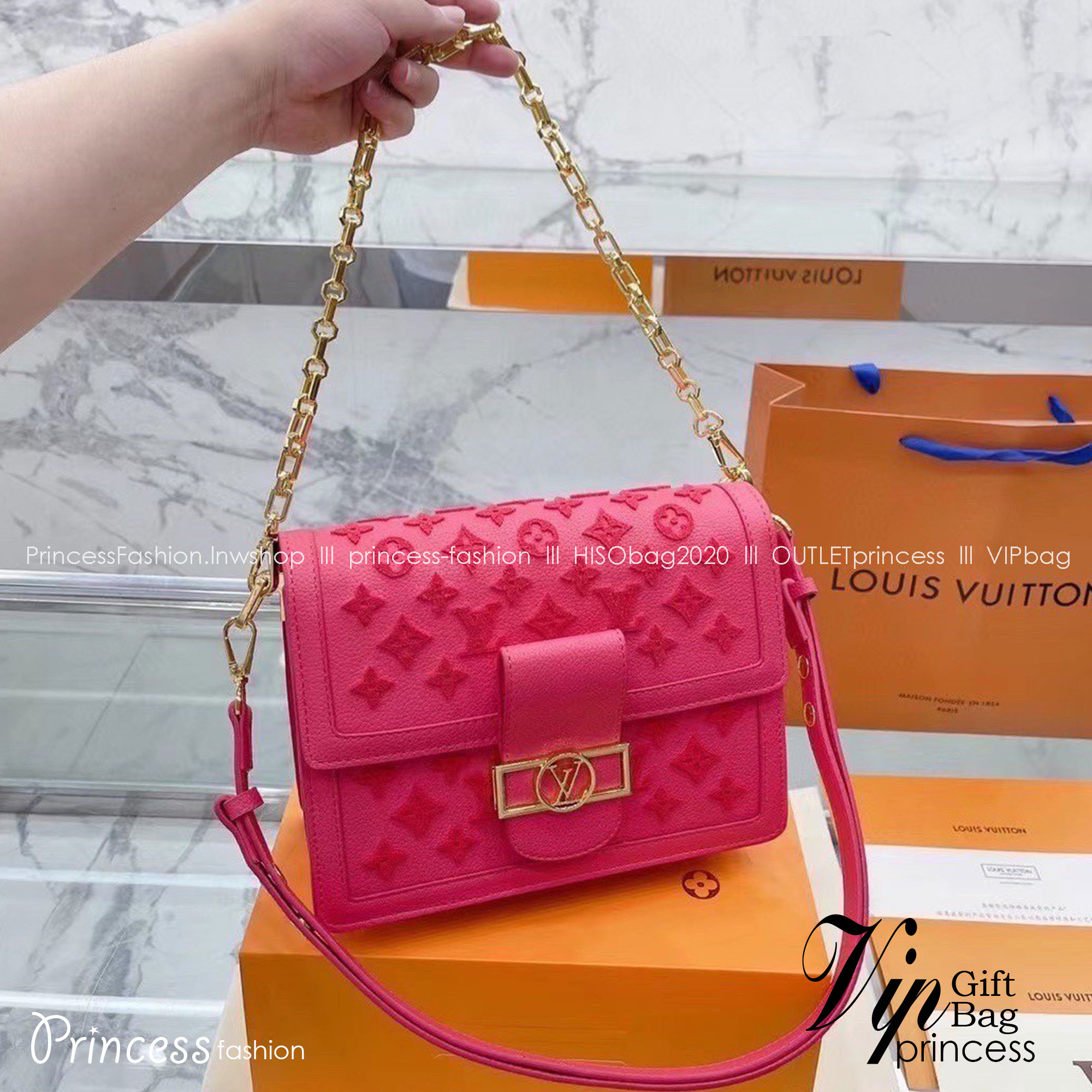 LV Dauphine Rose Fluo ไม่มองไม่เหลียวไม่ได้แล้ว!! ความหรูที่โดดเด่นโลโก้ปั้มนูนจากผ้ากำมะหยี่ สร้างดีเทลผู้ดี ลูกคุณมากๆ กระเป๋าสะพาย ดีไซน์เลิศ สวยปังในราคาโดนใจ แบบนี้ใครไหวไปก่อน ไม่ไหวก็ต้องสั่งได้เลยจ้า!!